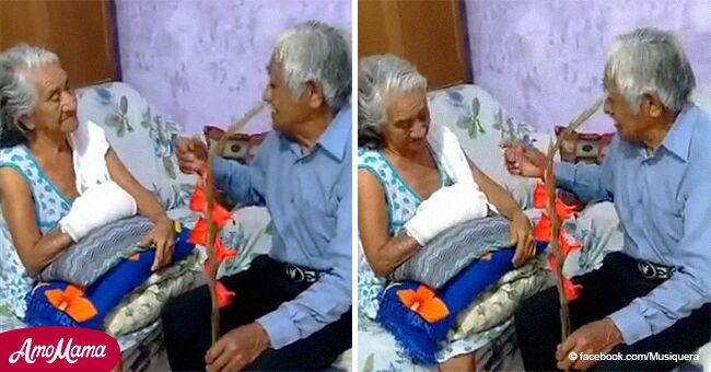 Conmovedor instante en que abuelo confiesa emocionado su amor por su vieja esposa y le da flores