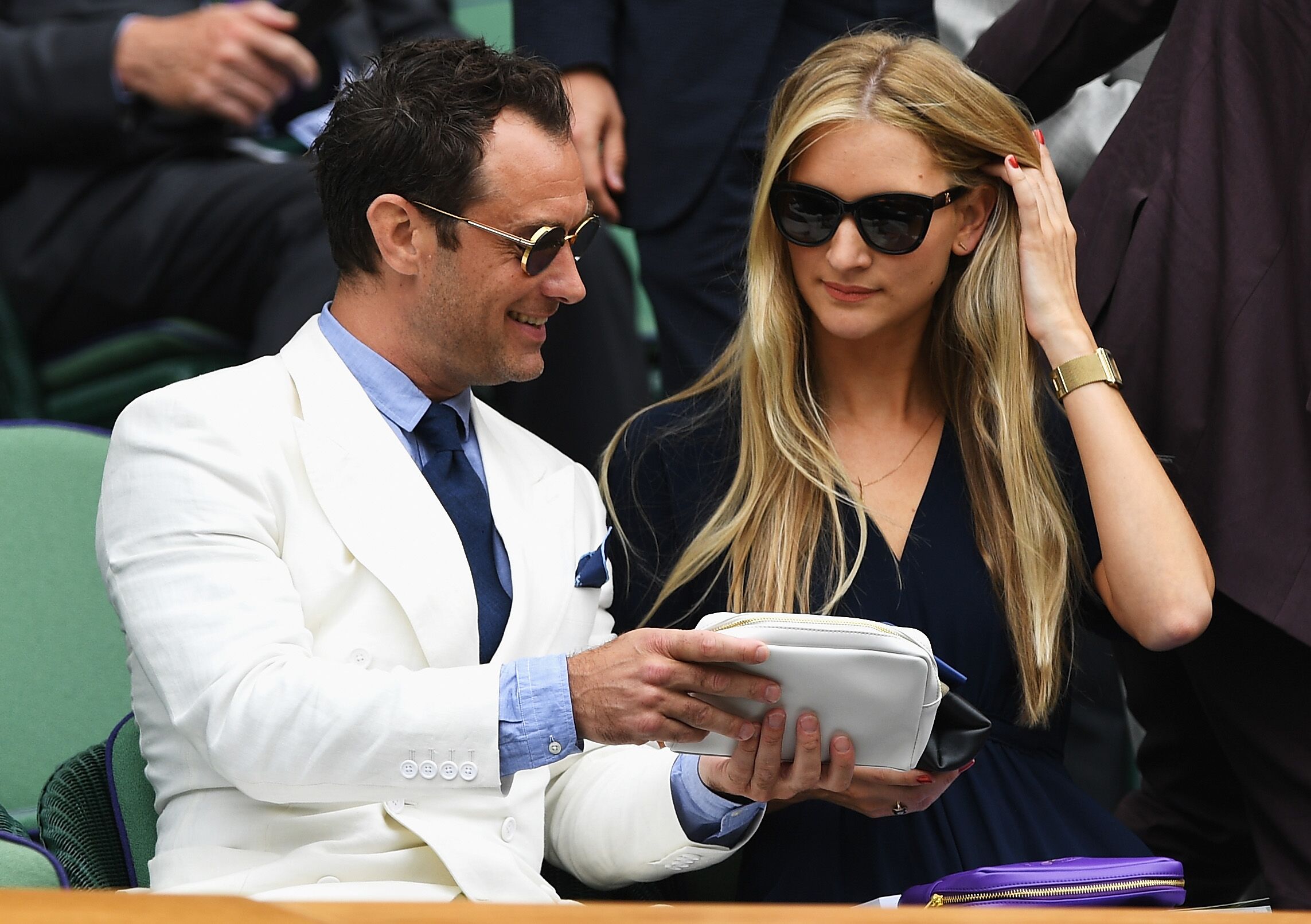 Jude Law y Phillipa Coan en el All England Lawn Tennis and Croquet Club el 8 de julio de 2016 | Fuente: Getty Images