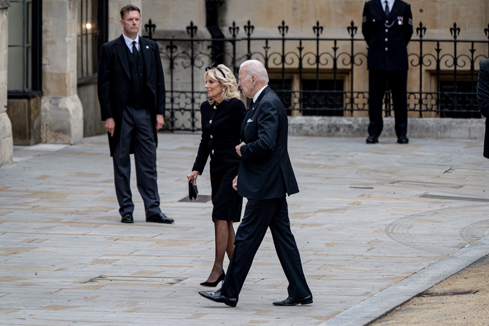 La Primera Dama Jill Biden y el Presidente de EE.UU. Joe Biden llegando al funeral de la Reina Isabel II el 19 de septiembre de 2022, en Londres, Inglaterra. | Fuente: Getty Images