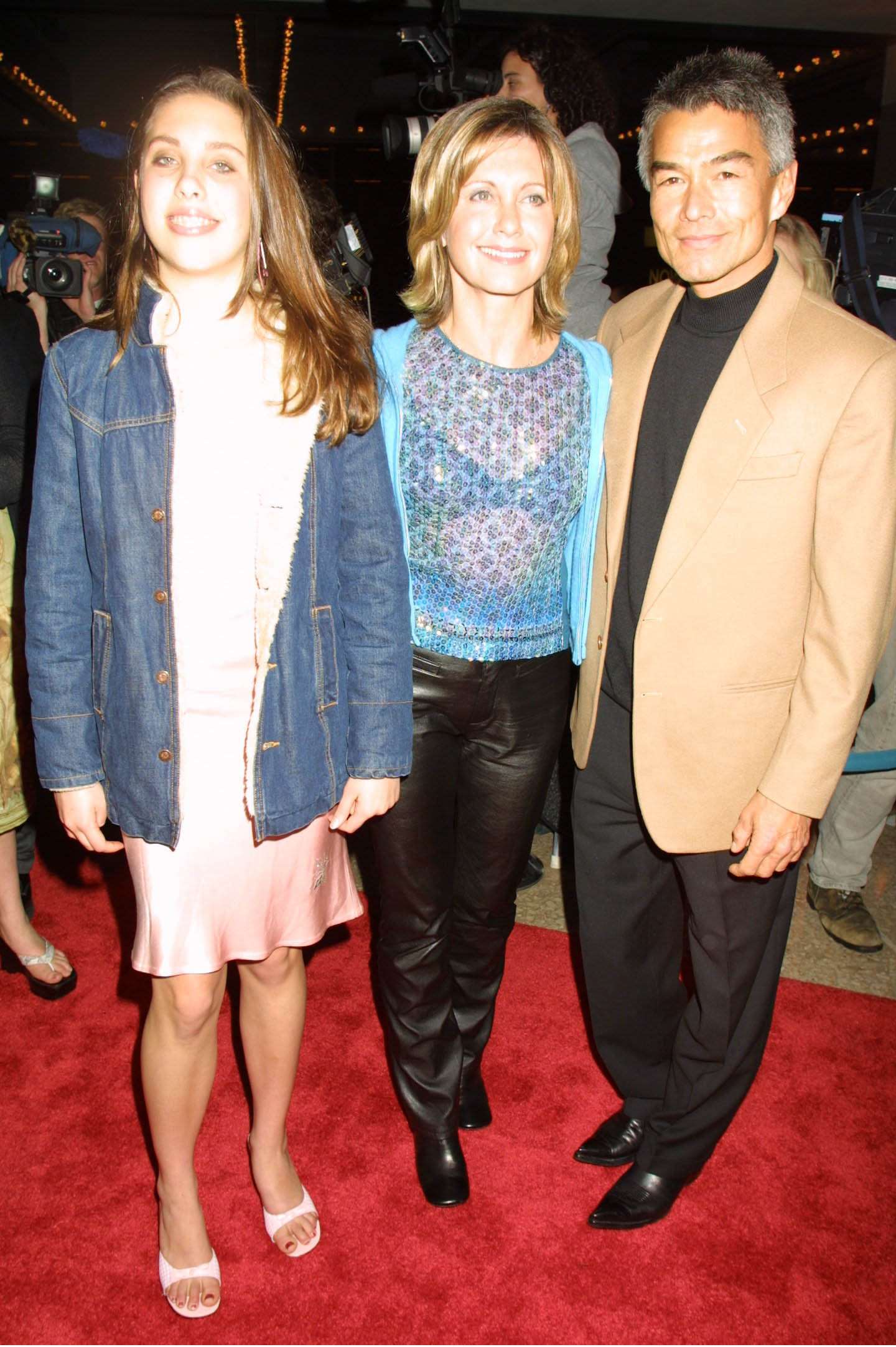 Chloe Lattanzi, Olivia Newton-John y Patrick Kim McDermott en la noche de estreno de "Mamma Mia!", el 26 de febrero de 2001 en Nueva York. | Foto: Getty Images