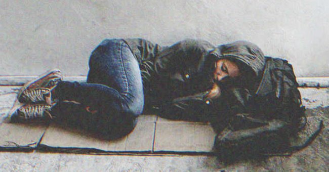 Una mujer durmiendo en la calle | Foto: Shutterstock