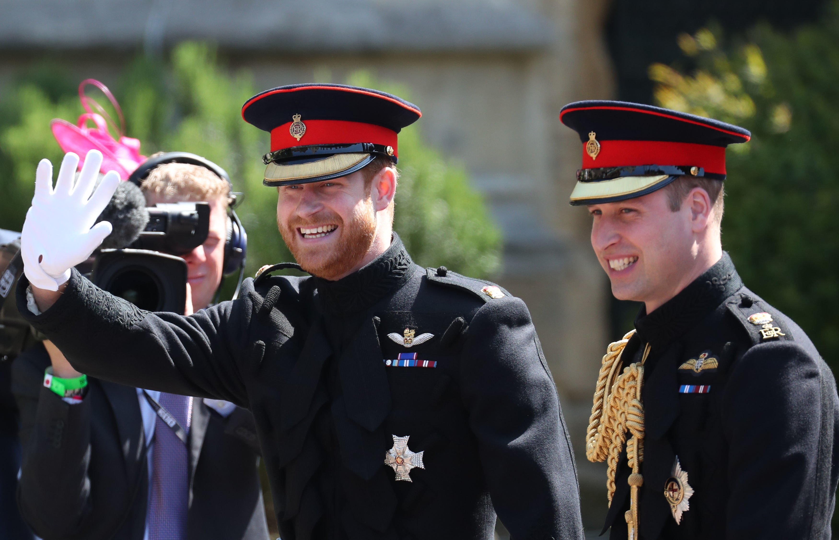 El príncipe Harry y el duque de Cambridge llegan a la Capilla de San Jorge el 19 de mayo de 2018 en Windsor, Inglaterra. | Foto: Getty Images