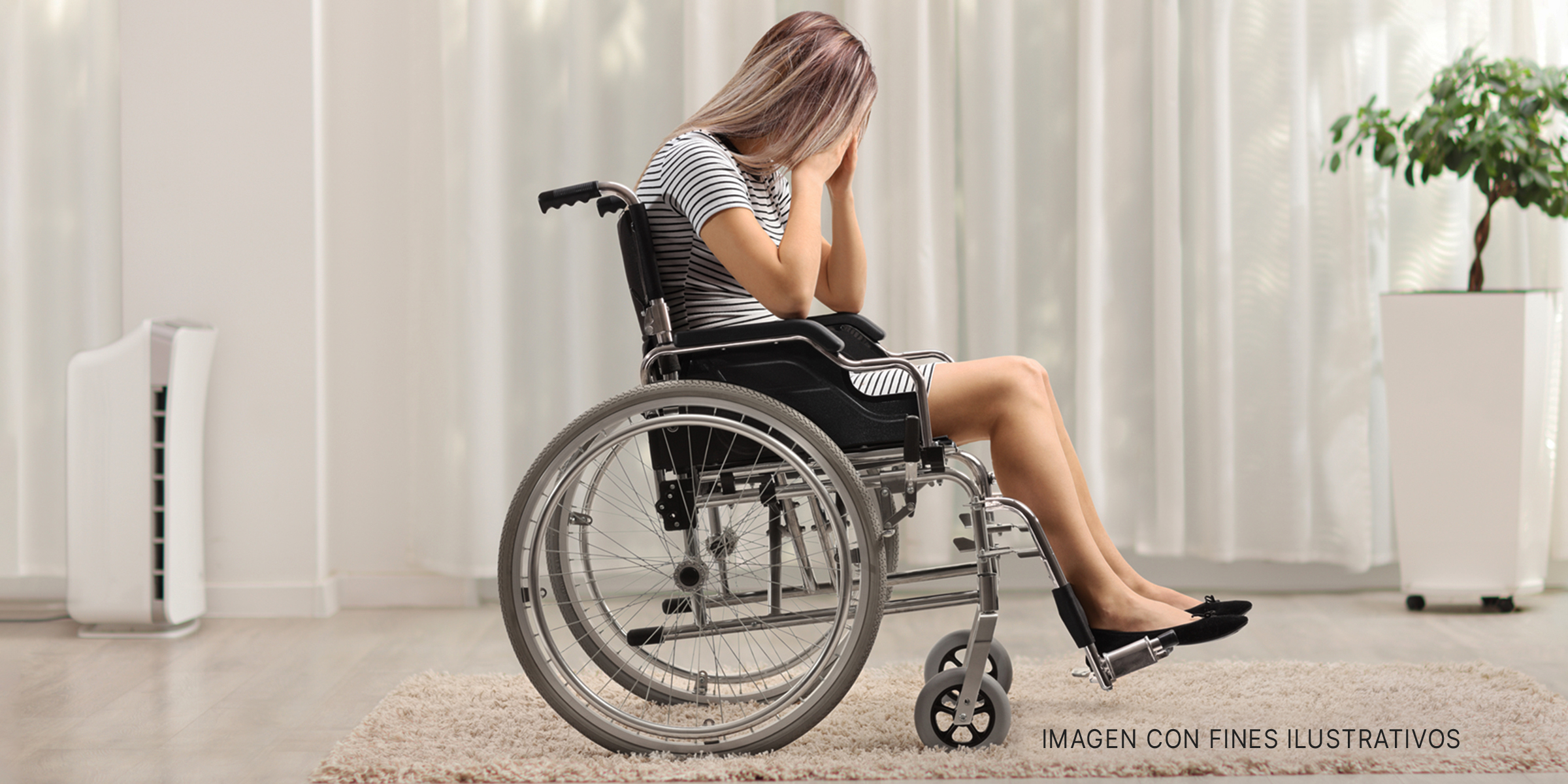 Mujer llorando en una silla de ruedas. | Foto: Getty Images