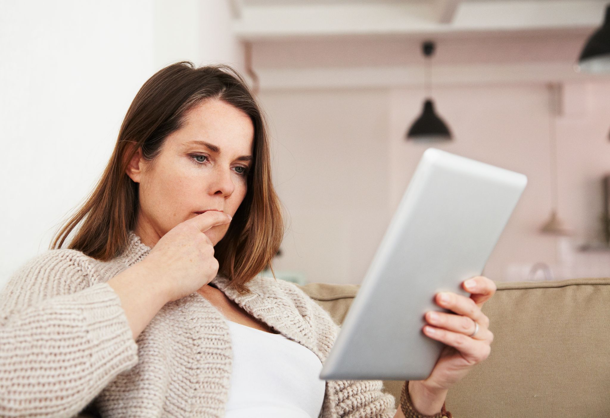 Una mujer mirando su tableta | Foto: Getty Images