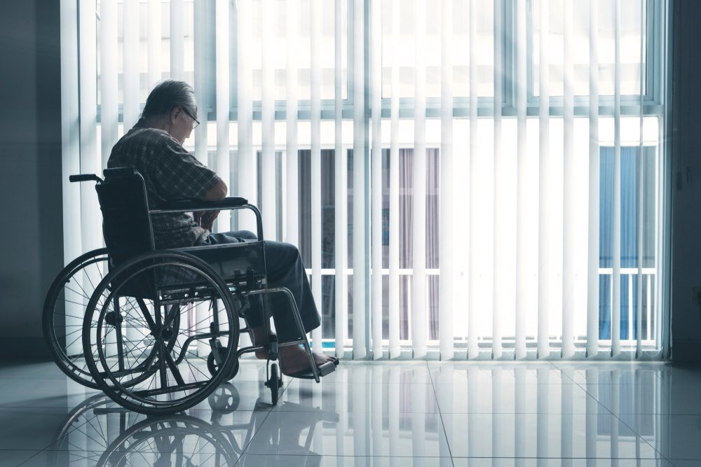 Hombre anciano en silla de ruedas. | Foto: Shutterstock