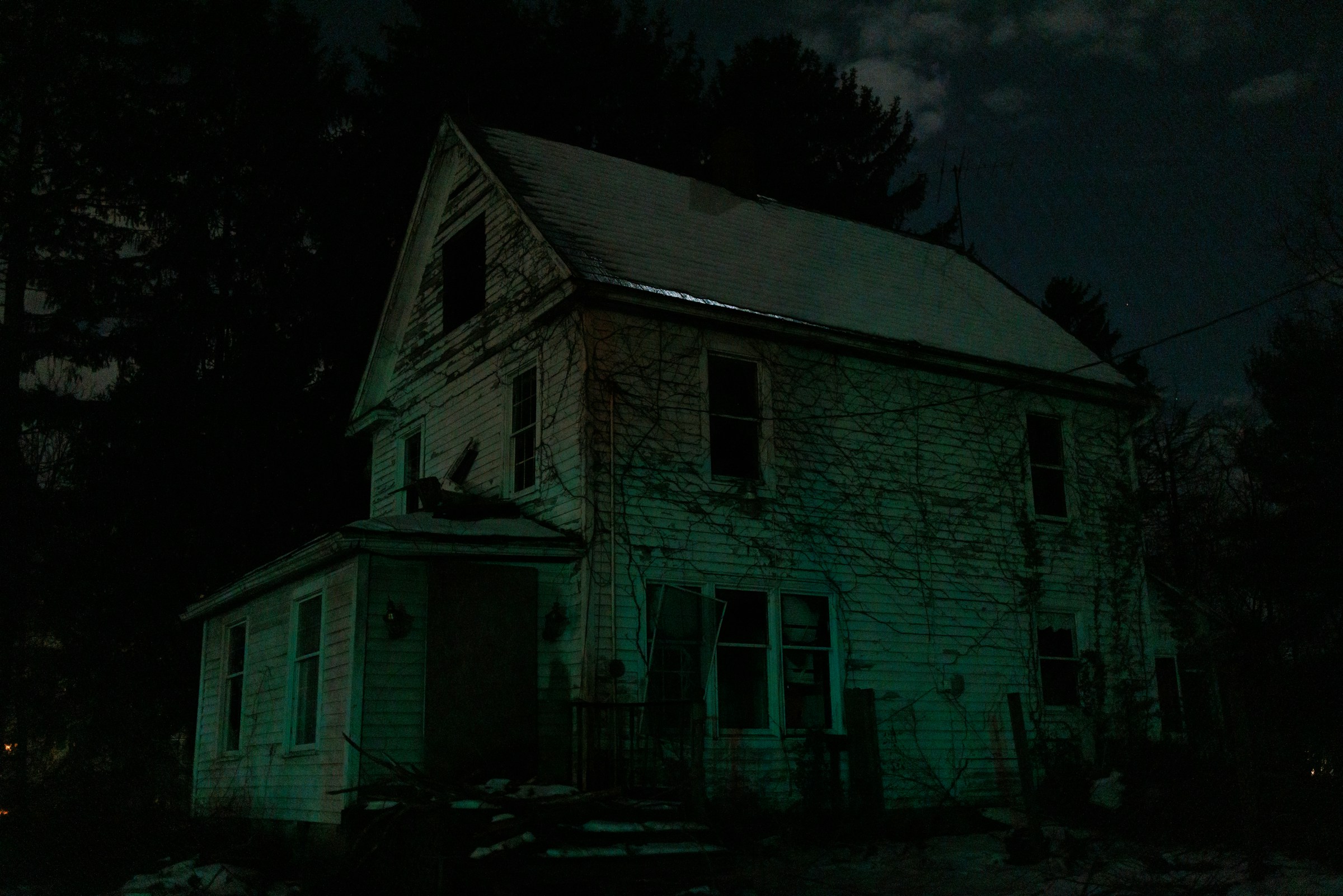 Toma nocturna de una casa abandonada | Fuente: Unsplash