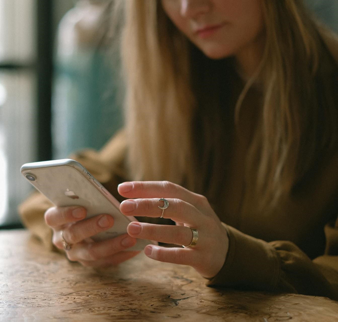 Mujer utilizando un teléfono móvil | Fuente: Pexels