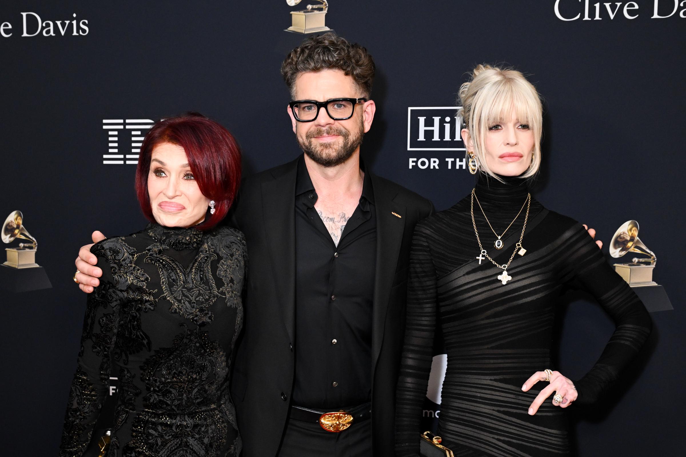 Sharon Osbourne posó con sus hijos, Jack y Kelly, en la gala previa a los Grammy de 2026 organizada por Clive Davis en Beverly Hills. La familia se reunió para el evento poco más de seis meses después de la muerte de Ozzy Osbourne. | Fuente: Getty Images.