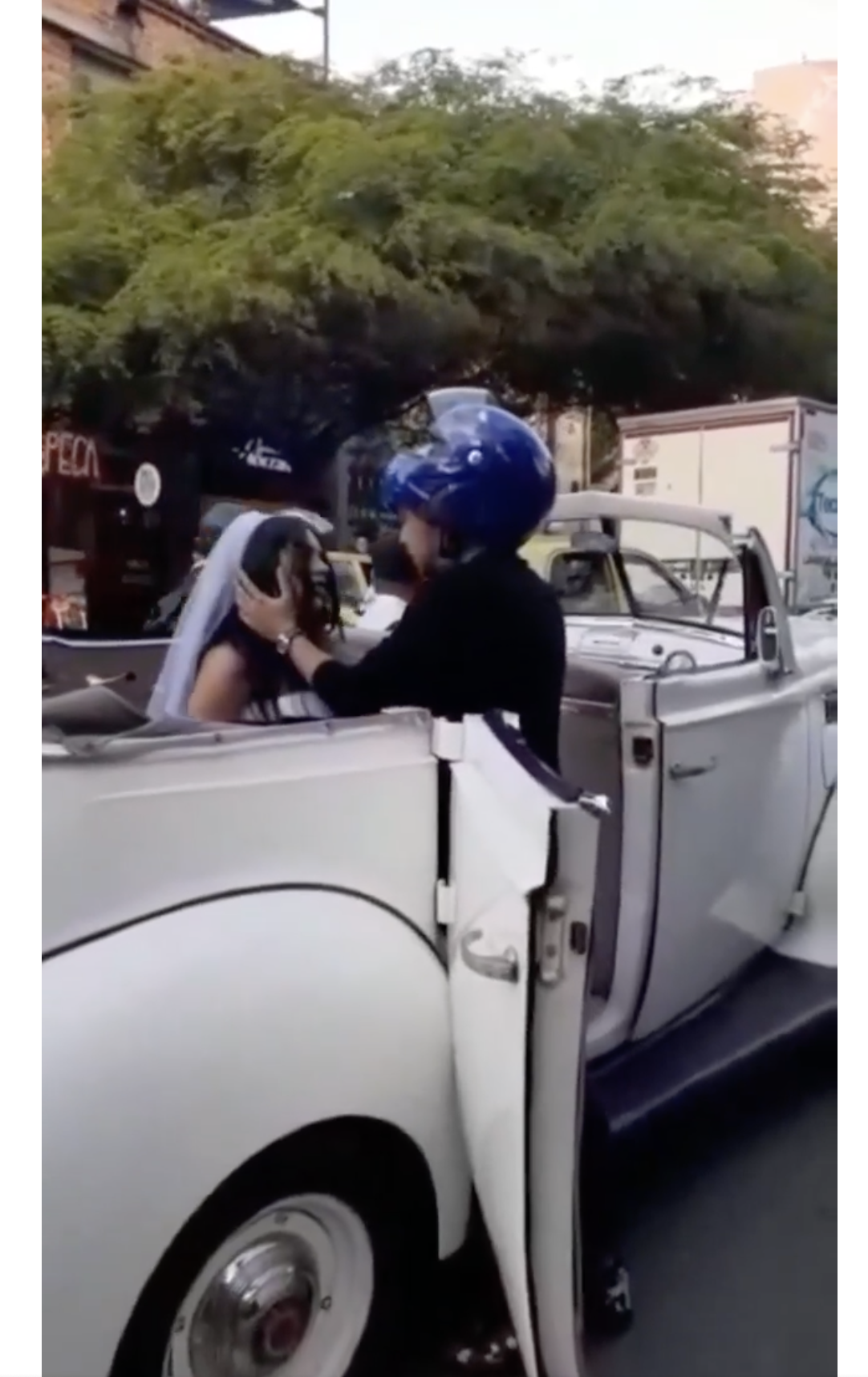 El motorista se acerca a la cara de la novia. | Foto: facebook.com/maspopulareventos