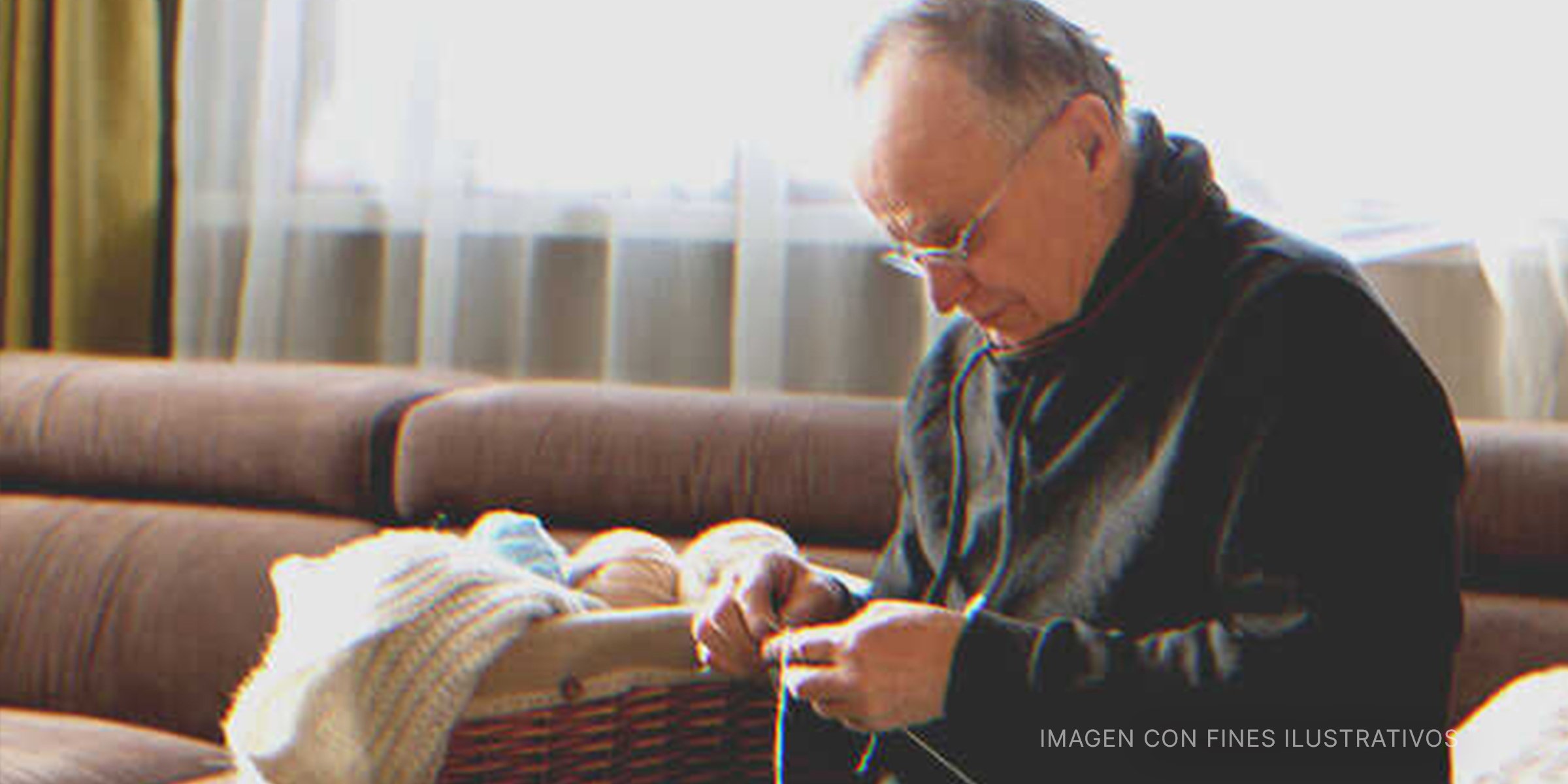 Hombre mayor tejiendo. | Foto: Shutterstock