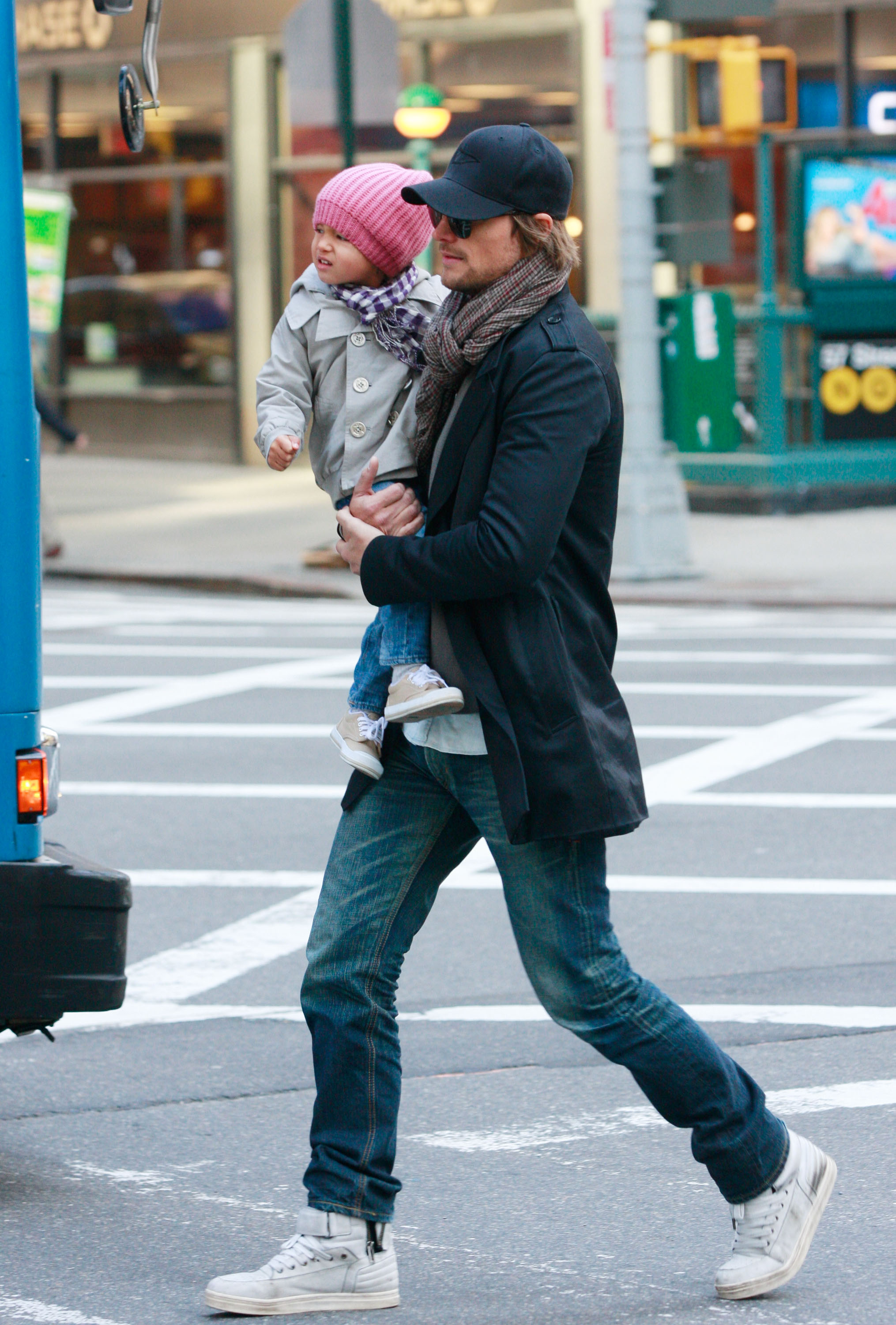 Gabriel Aubry y su hija Nahla Aubry son vistos en Manhattan el 8 de marzo de 2011 | Fuente: Getty Images