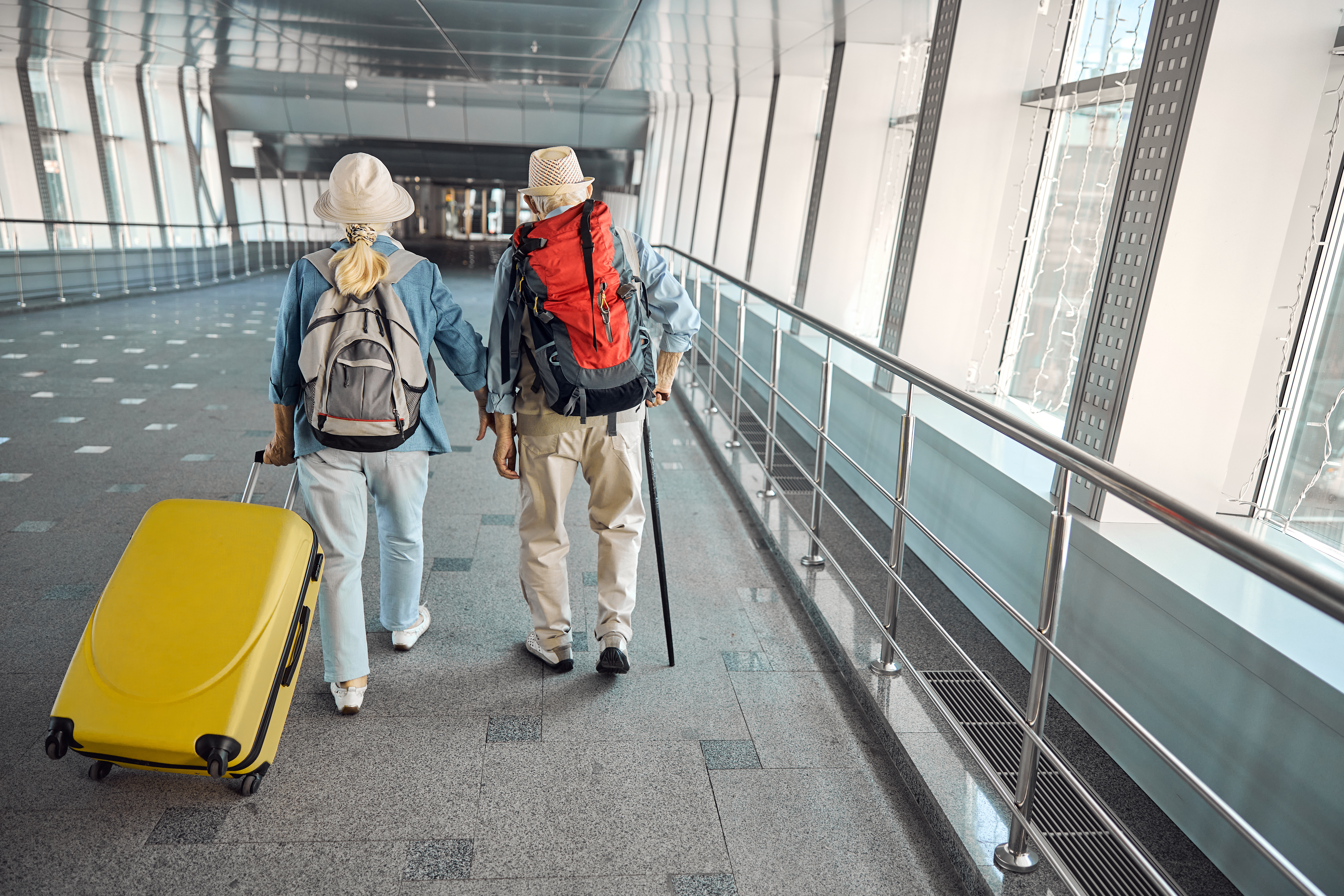 Una pareja de ancianos en el aeropuerto con su equipaje | Souce: Getty Images