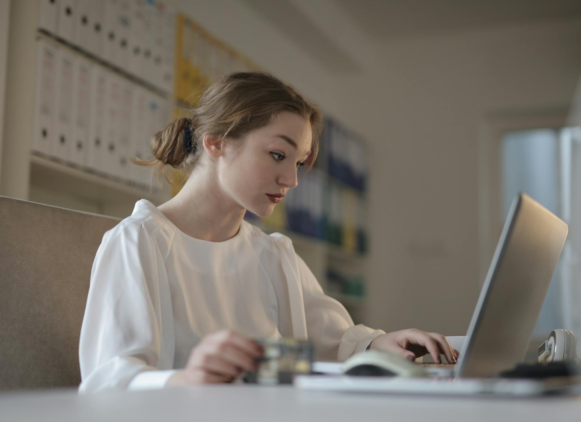 Una mujer trabajando en una oficina | Fuente: Pexels