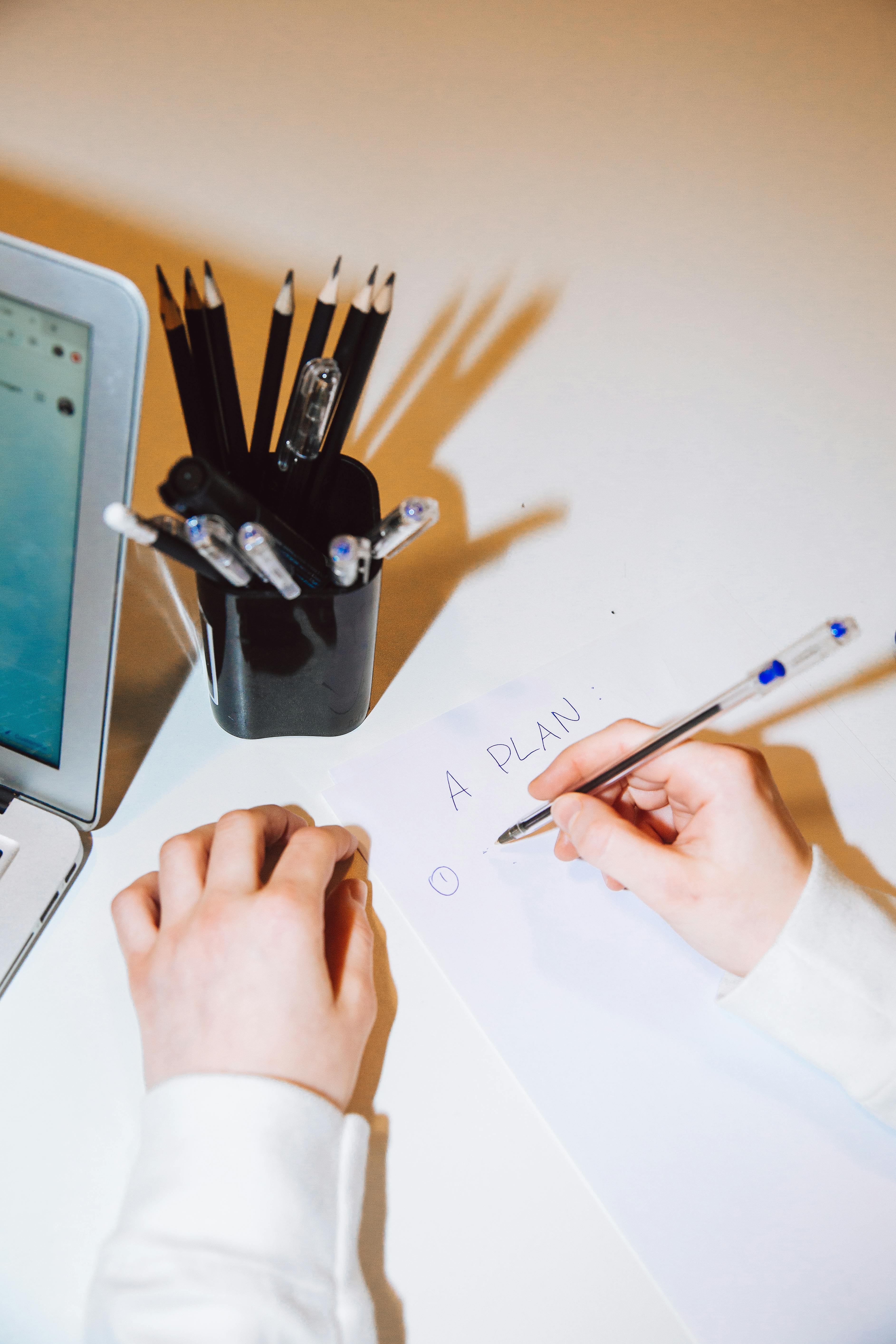 Un niño escribiendo una carta | Fuente: Pexels