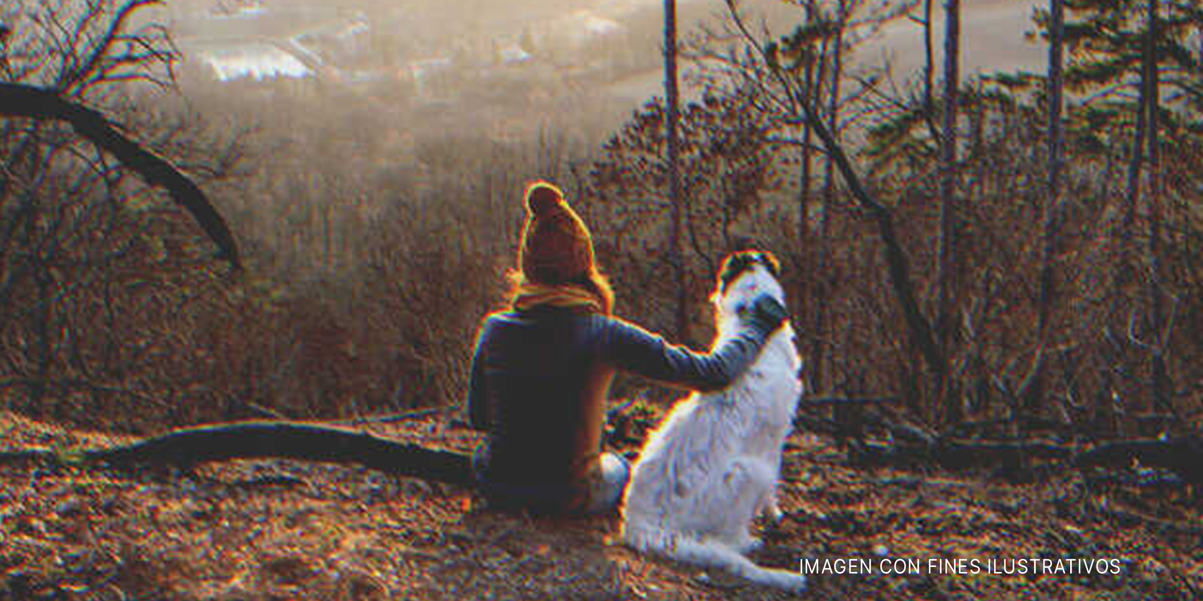 Mujer sentada junto a su perro. | Foto: Shutterstock