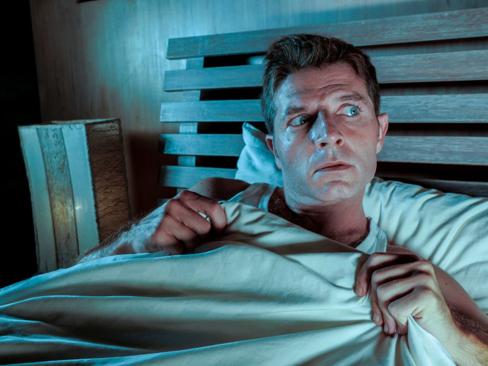 Hombre despertándose sorprendido. | Foto: Shutterstock