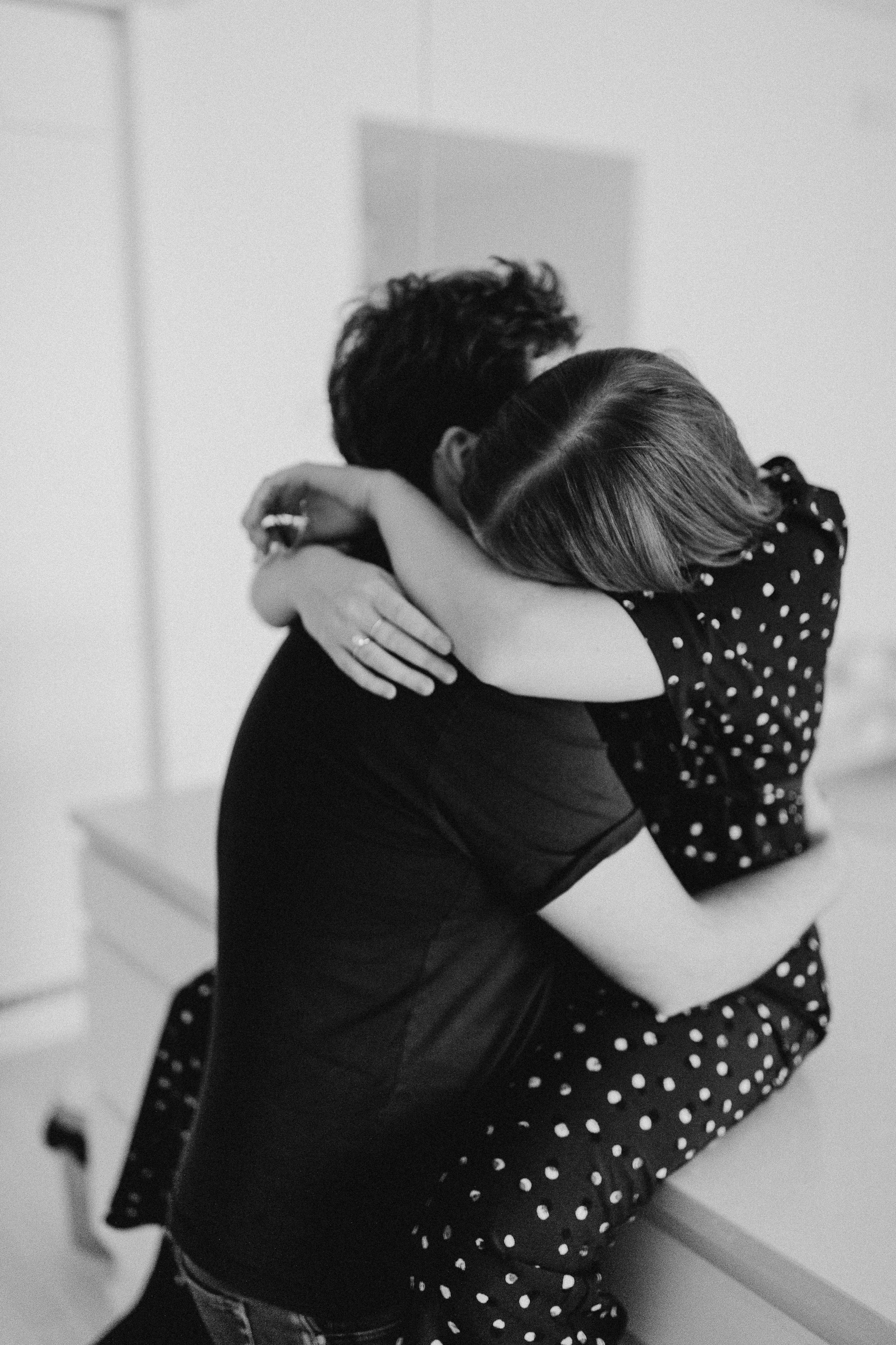 Toma en escala de grises de una pareja romántica abrazándose | Fuente: Unsplash