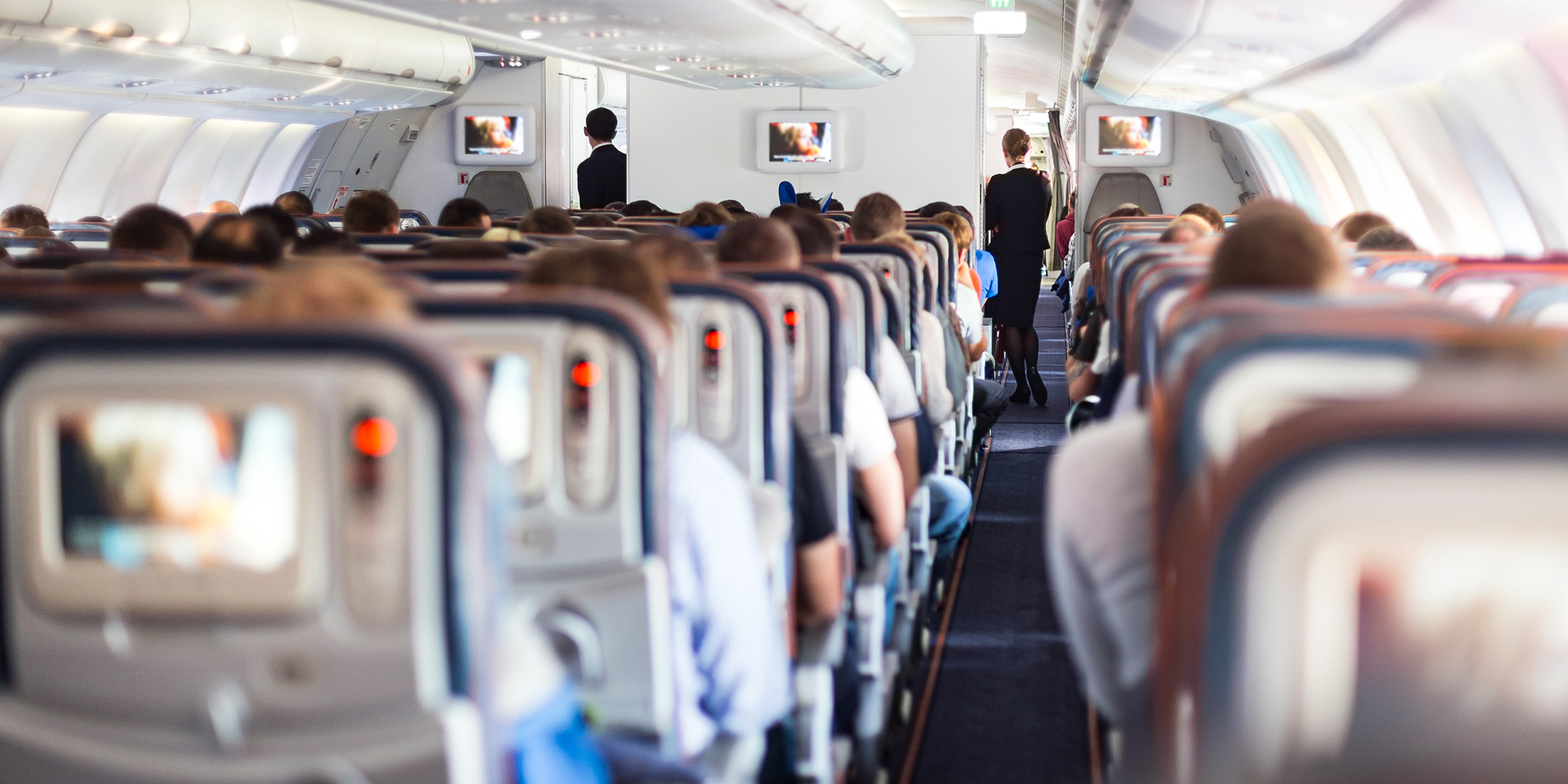 El interior de un avión lleno | Fuente: Shutterstock