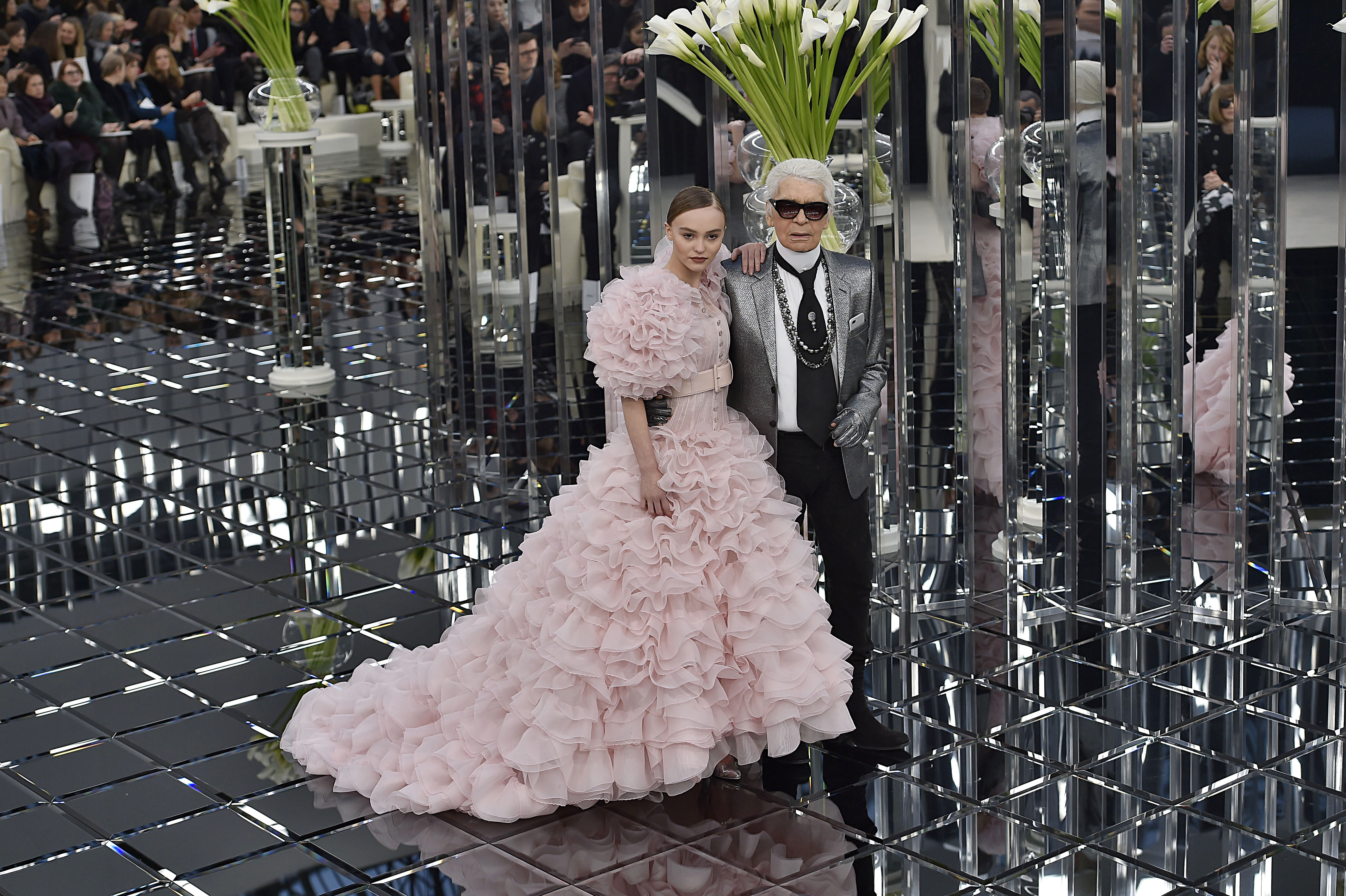 Lily-Rose Depp y Karl Lagerfeld el 24 de enero de 2017, en París, Francia | Fuente: Getty Images