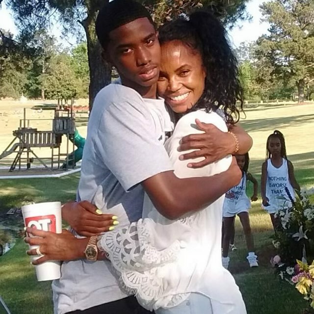 El abrazo de Christian Combs y Kim Porter, fechado en diciembre de 2023 | Fuente: Instagram/kingcombs