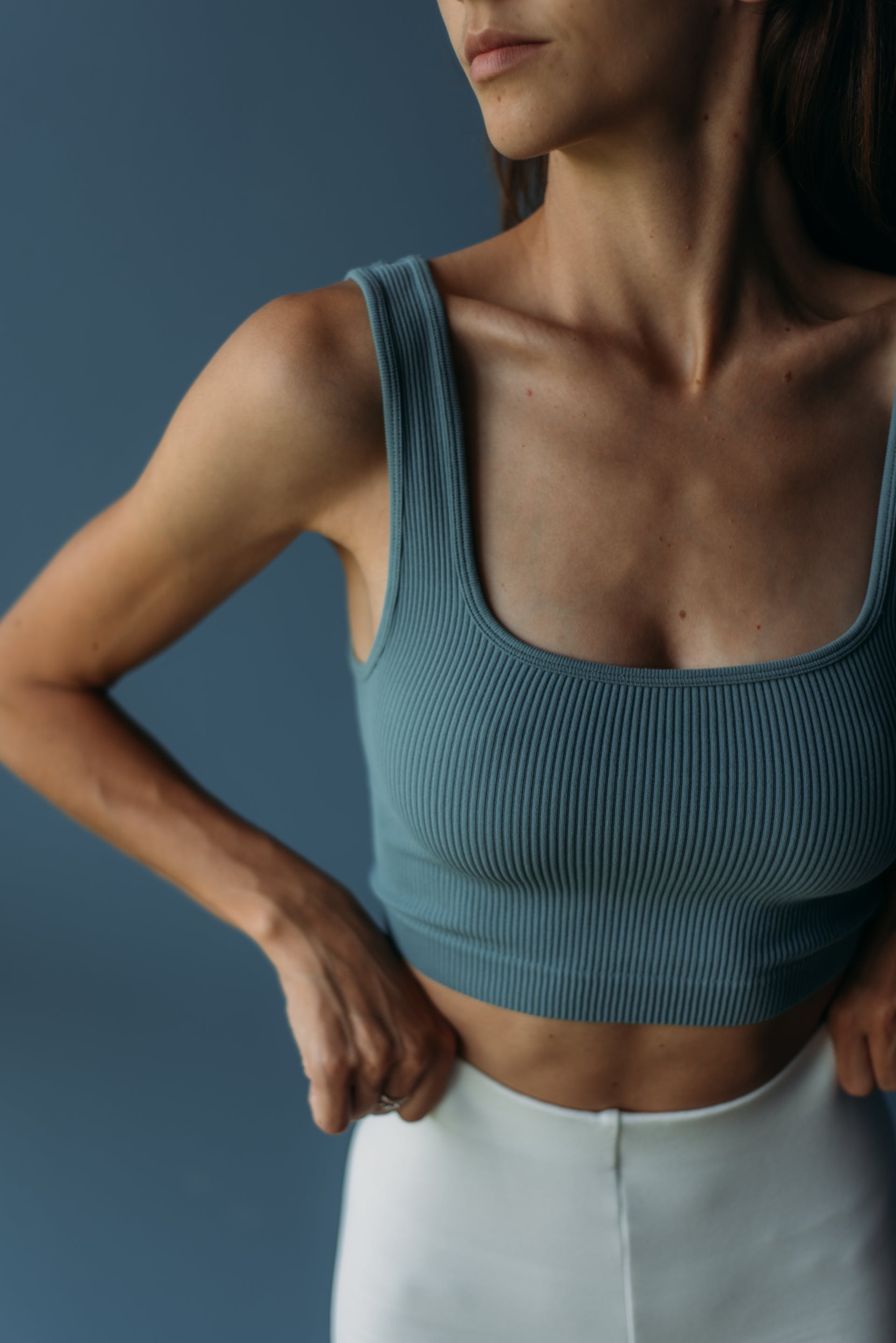 Mujer con vientre plano | Foto: Pexels