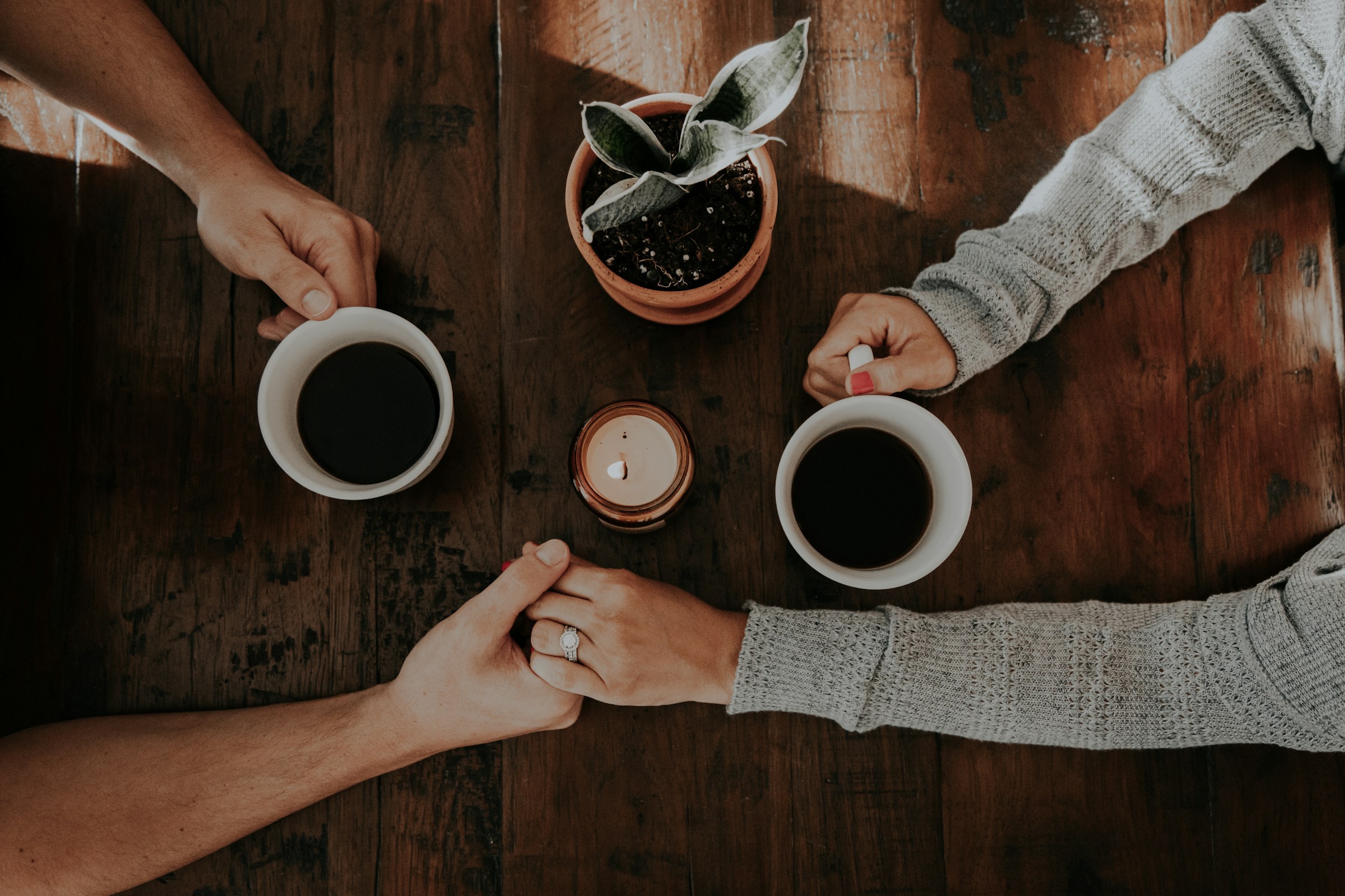 Una pareja tomada de la mano | Fuente: Unsplash