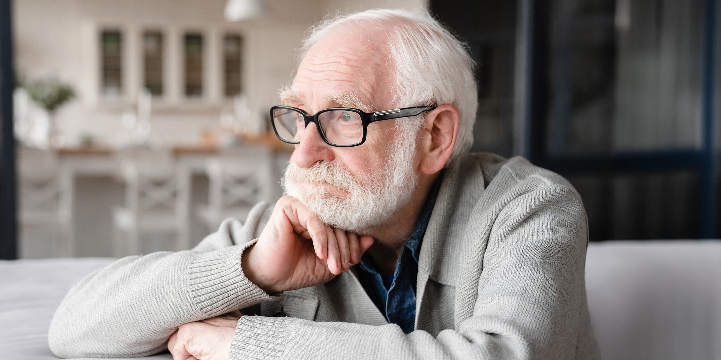 Un anciano triste | Fuente: Shutterstock