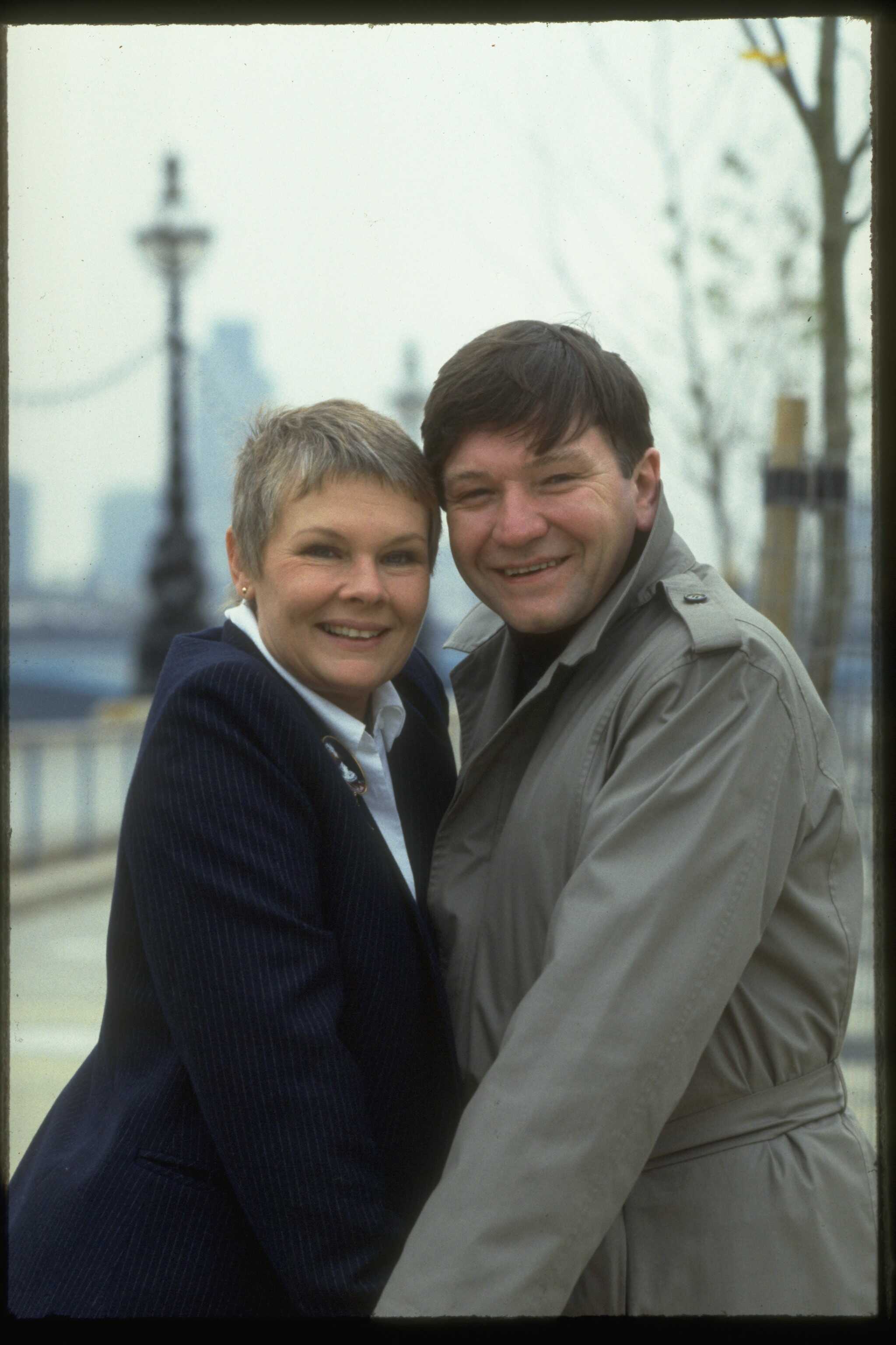 Judi Dench y Michael Williams fotografiados el 1 de enero de 1983 | Fuente: Getty Images