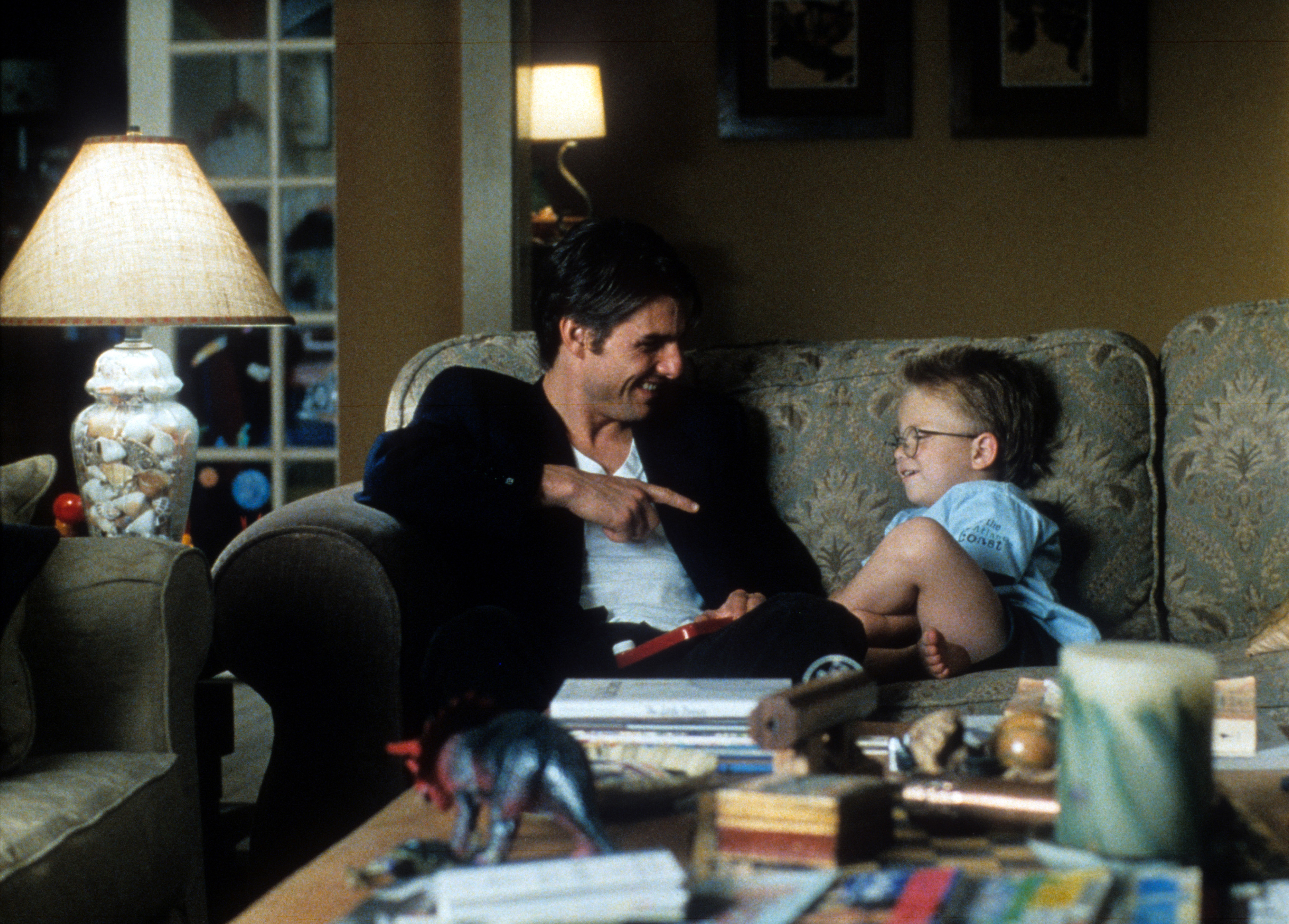 Tom Cruise con el niño actor durante una escena de "Jerry Maguire" en 1996 | Fuente: Getty Images