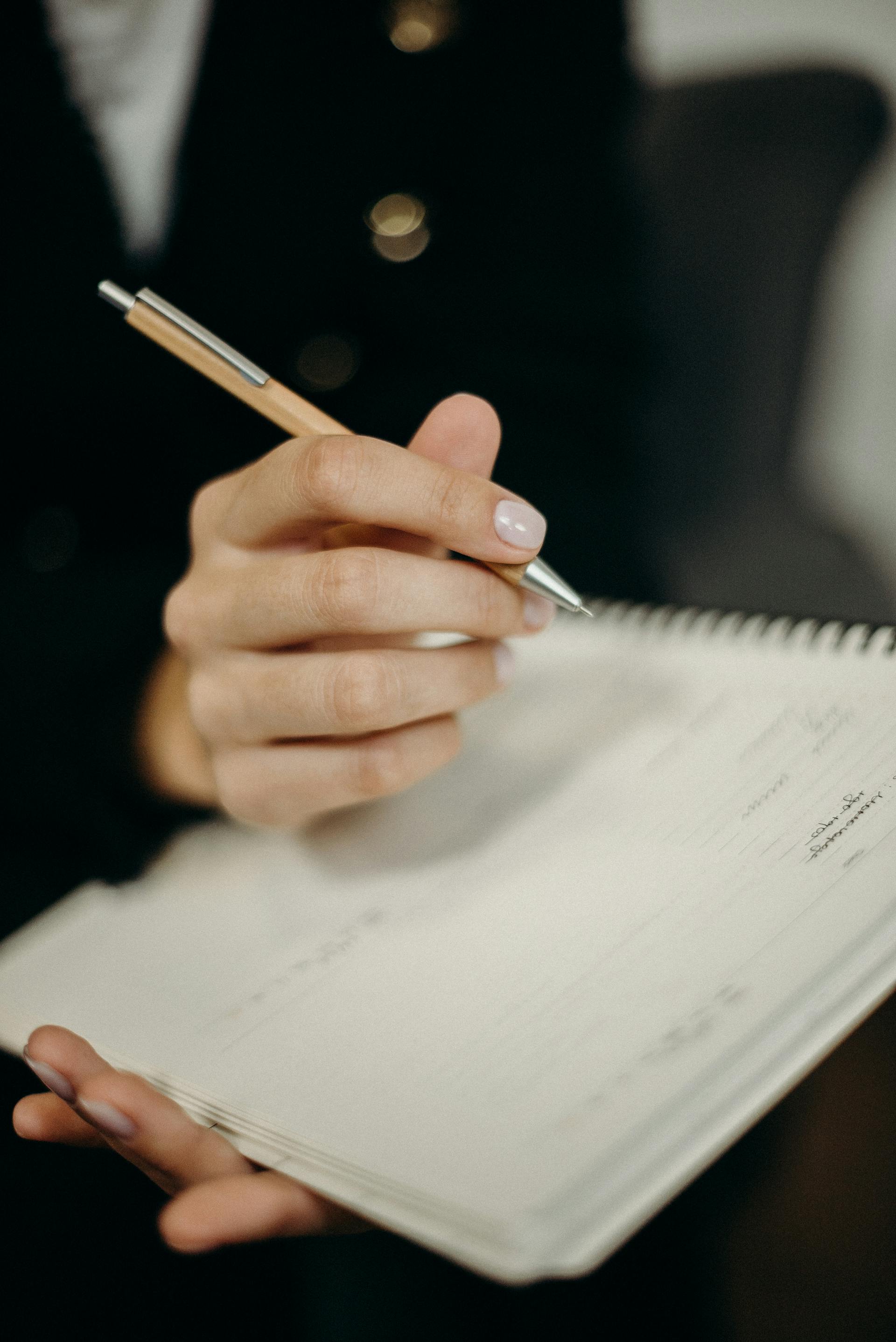 Una mujer escribiendo en un cuaderno | Fuente: Pexels