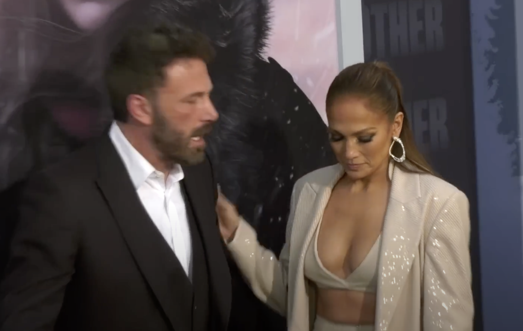 Ben Affleck y Jennifer Lopez en la alfombra roja del estreno de "The Mother", el 12 de mayo de 2023 | Fuente: YouTube/@theindependent