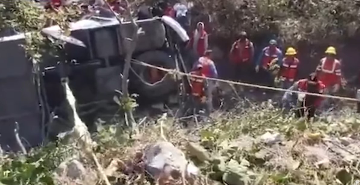 Tareas de rescate en el autobús volcado. | Foto: YouTube/El Universal