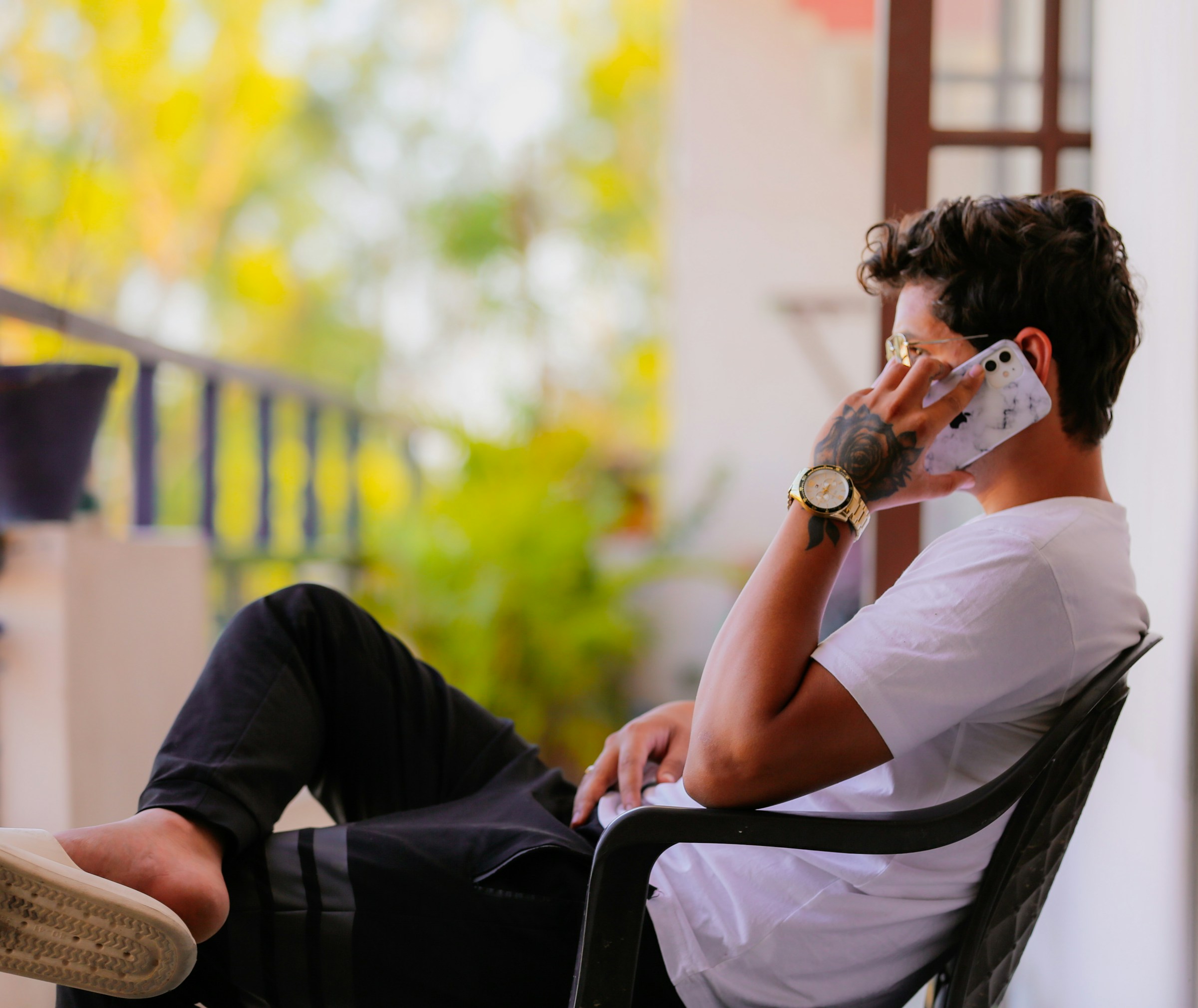 Primer plano de un hombre hablando por teléfono | Fuente: Unsplash
