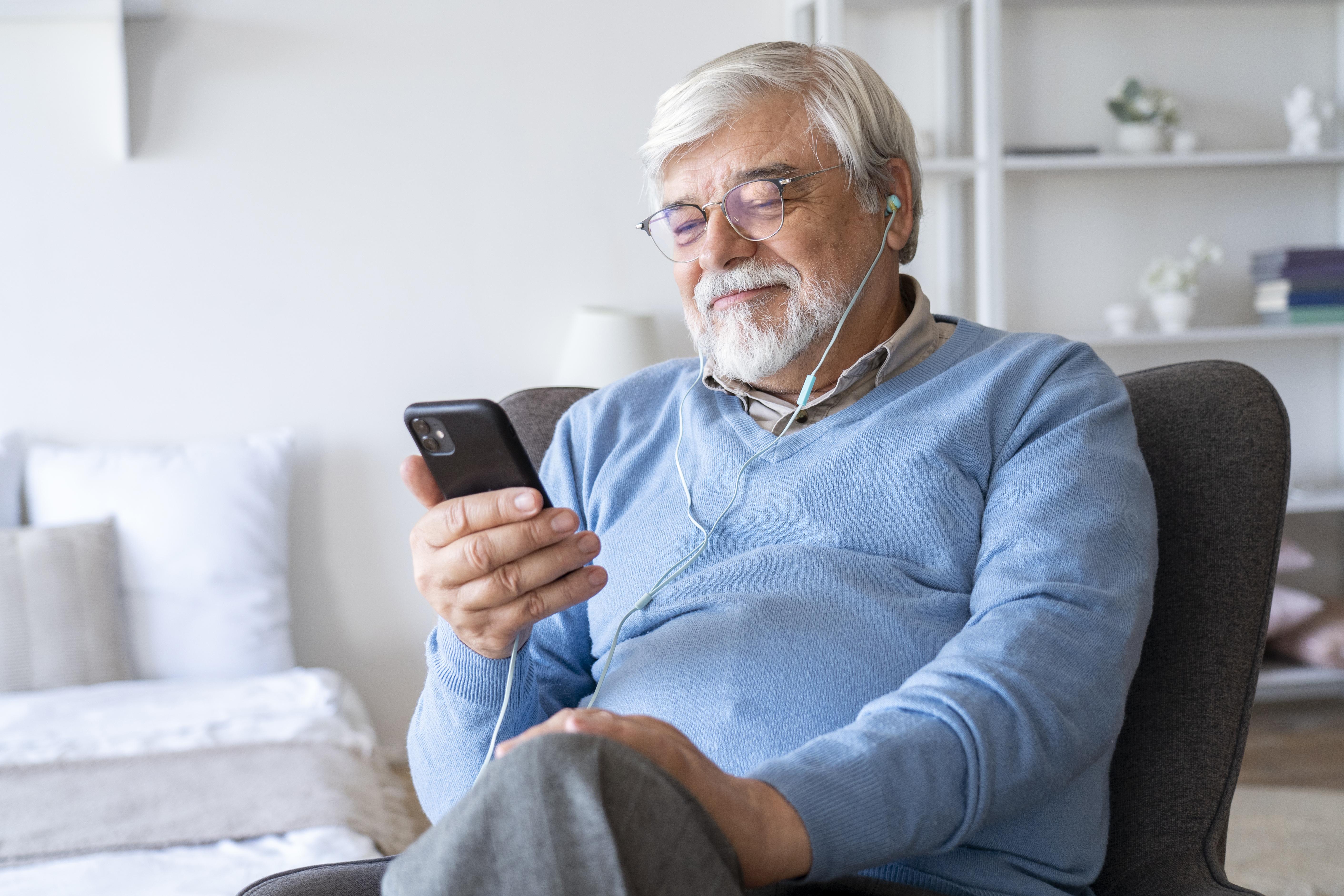 Un hombre haciendo una videollamada con su smartphone | Fuente: Freepik