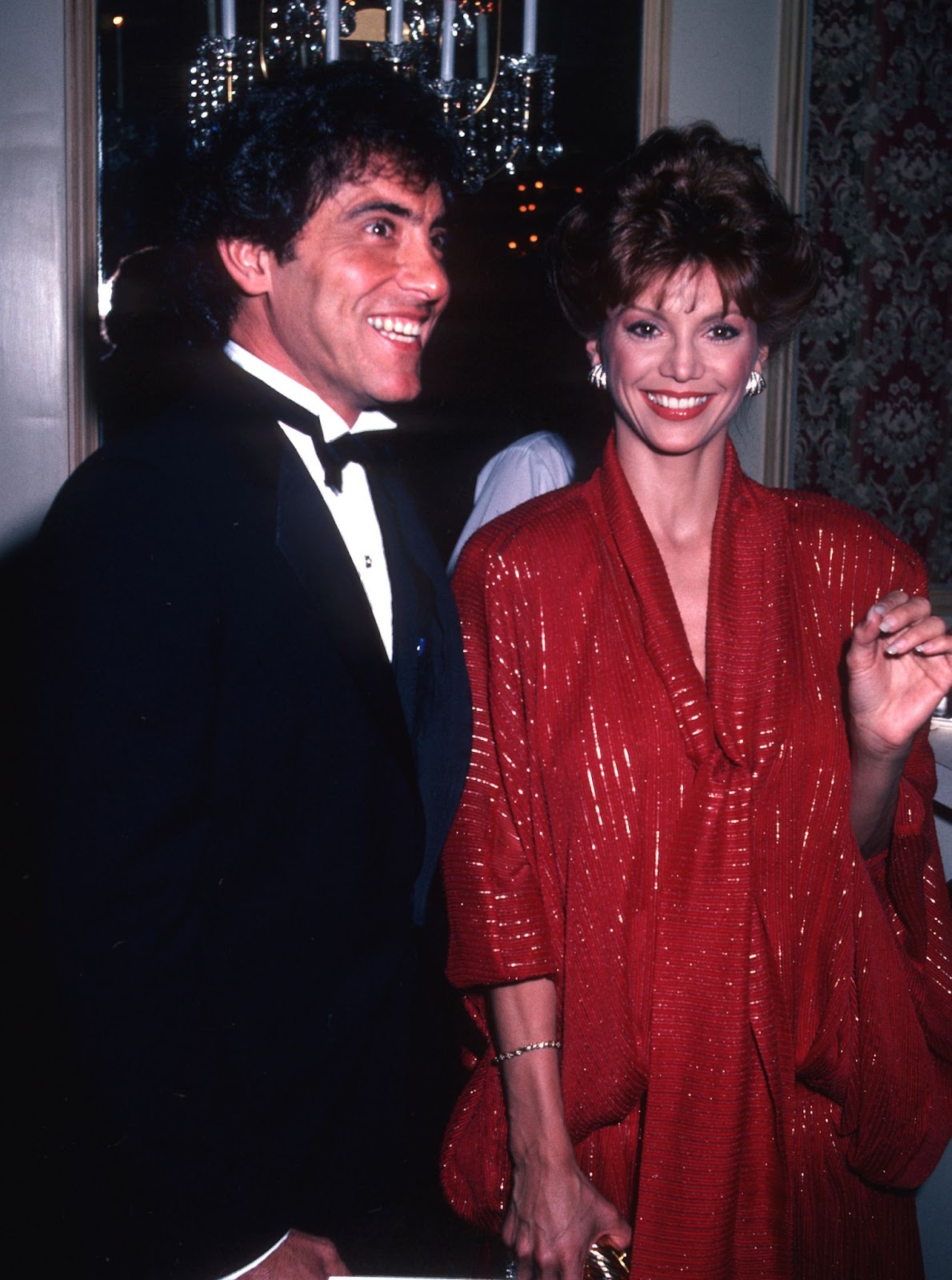 Harry Glassman y Victoria Principal en la entrega de la beca Tom Bradley el 18 de mayo de 1983, en Beverly Hills, California. | Fuente: Getty Images