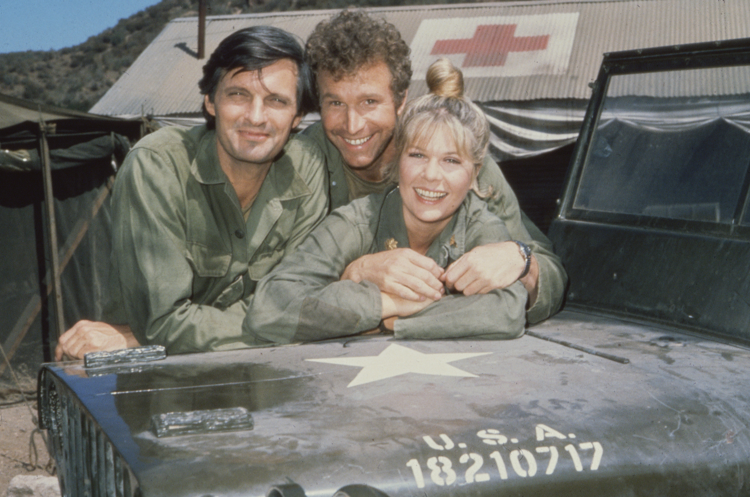 Los actores estadounidenses Alan Alda, como el capitán Benjamin Hawkeye Pierce, Wayne Rogers, como el capitán Trapper John McIntyre, y Loretta Swit, como la mayor Margaret Houlihan, en la serie de televisión "MASH", California, 1972 | Fuente: Getty Images