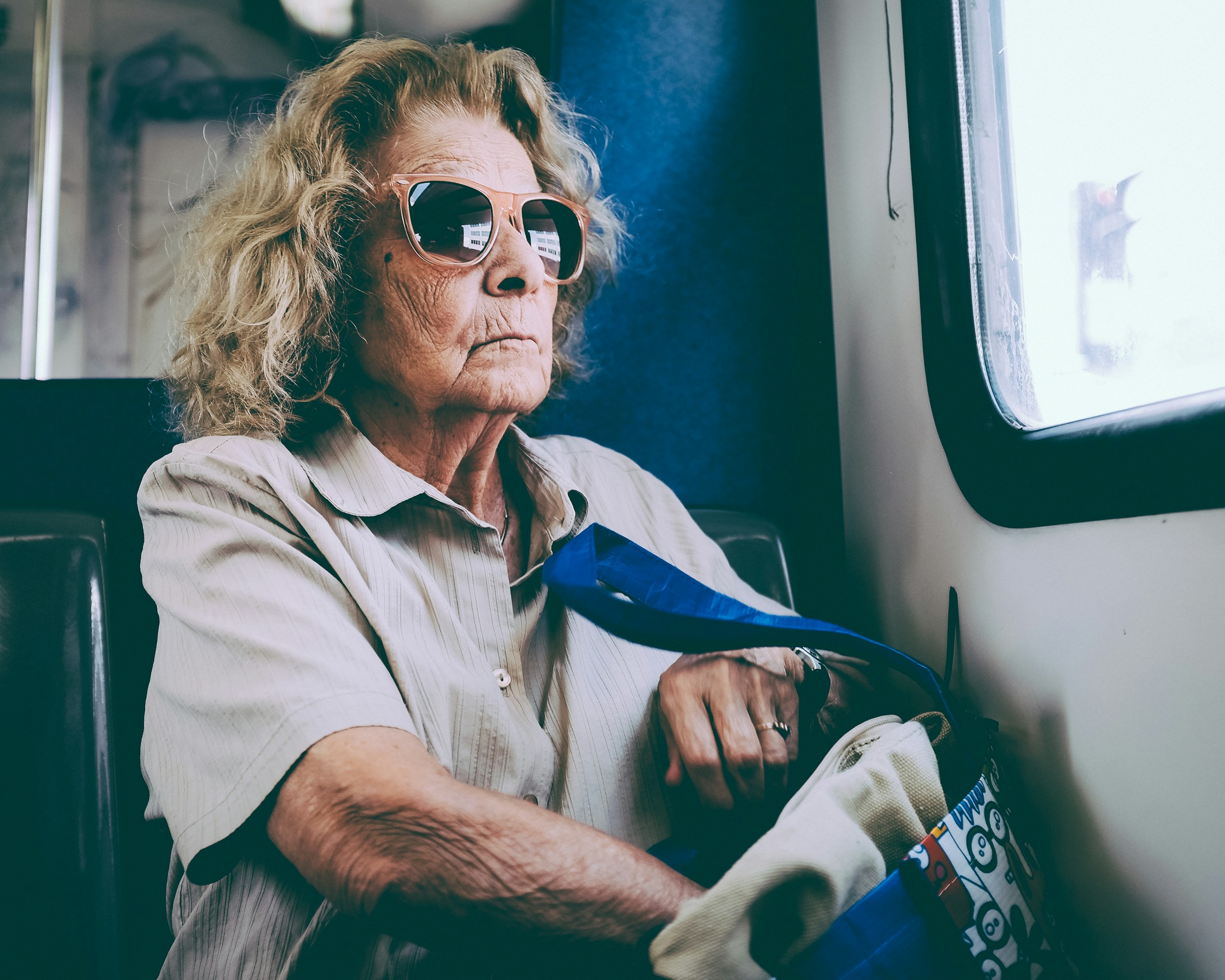 Una mujer mayor viajando en autobús | Foto: Unsplash
