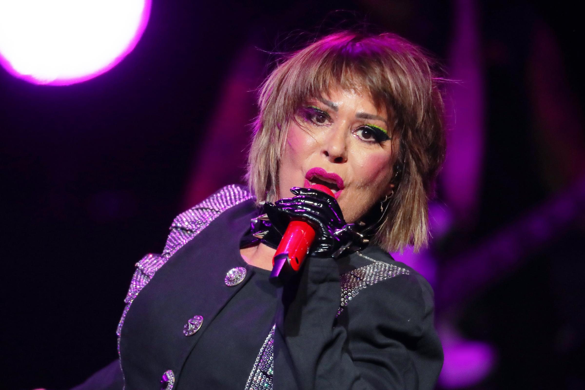 Alejandra Guzmán se presenta en el escenario durante The Perrisimas Tour en el Texas Trust CU Theatre el 1 de mayo de 2022 en Grand Prairie, Texas. | Fuente: Getty Images