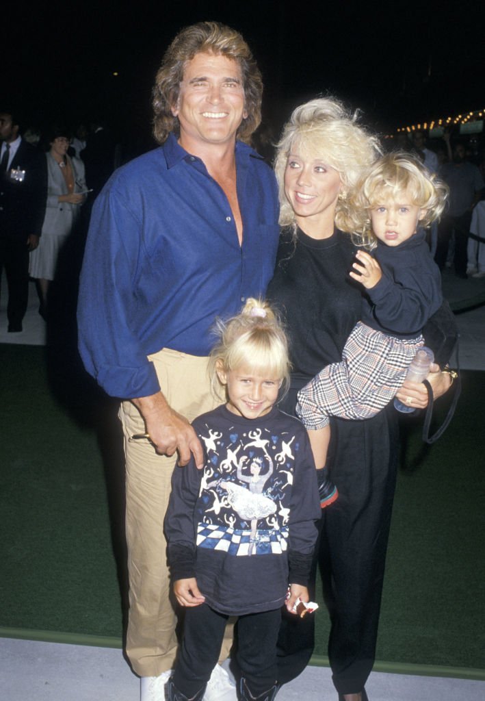 Michael Landon, esposa Cindy Landon, hija Jennifer Landon e hijo Sean Landon en "Gorilas in the Mist: The Story of Dian Fossey" el 19 de septiembre de 1988, en California | Foto: Getty Images