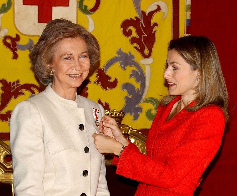 La reina Sofía y doña Letizia en el Parlamento español. Año 2004 en Madrid, España. | Foto: Getty Images