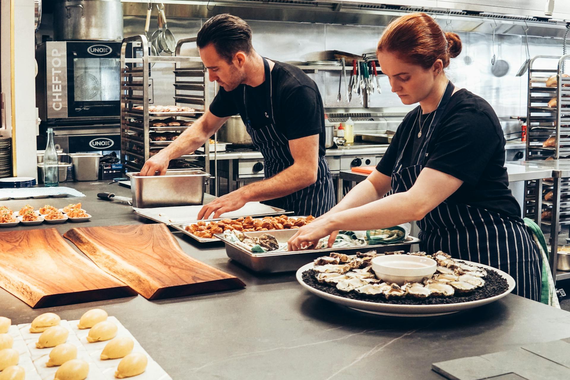 Personal de cocina emplatando comida | Fuente: Pexels