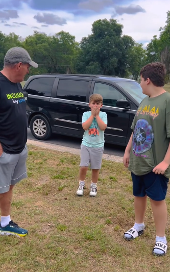 Evin, sorprendido, con su padre y su hermano | Foto: TikTok.com/malloryellis4