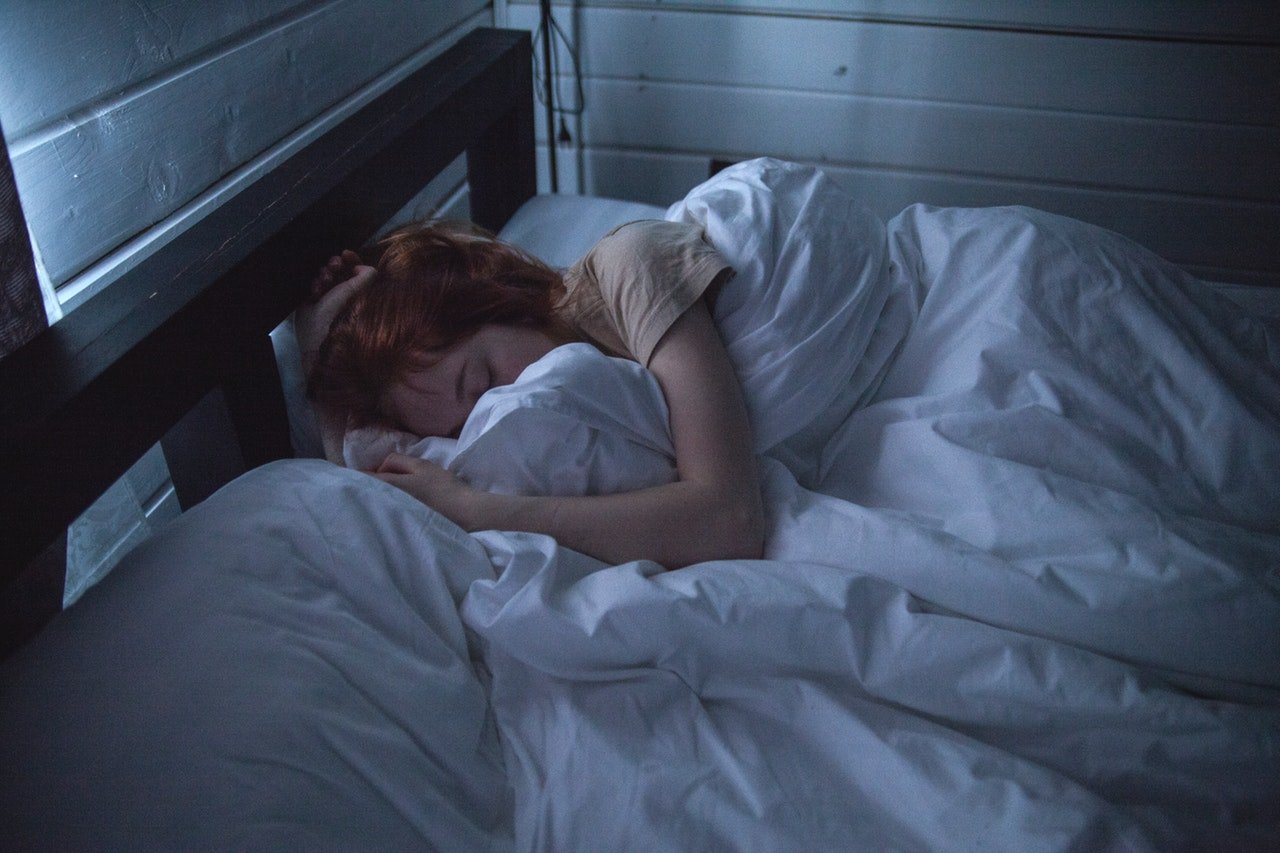 Una mujer dormida. || Fuente: Ivan Obolensky/Pexels