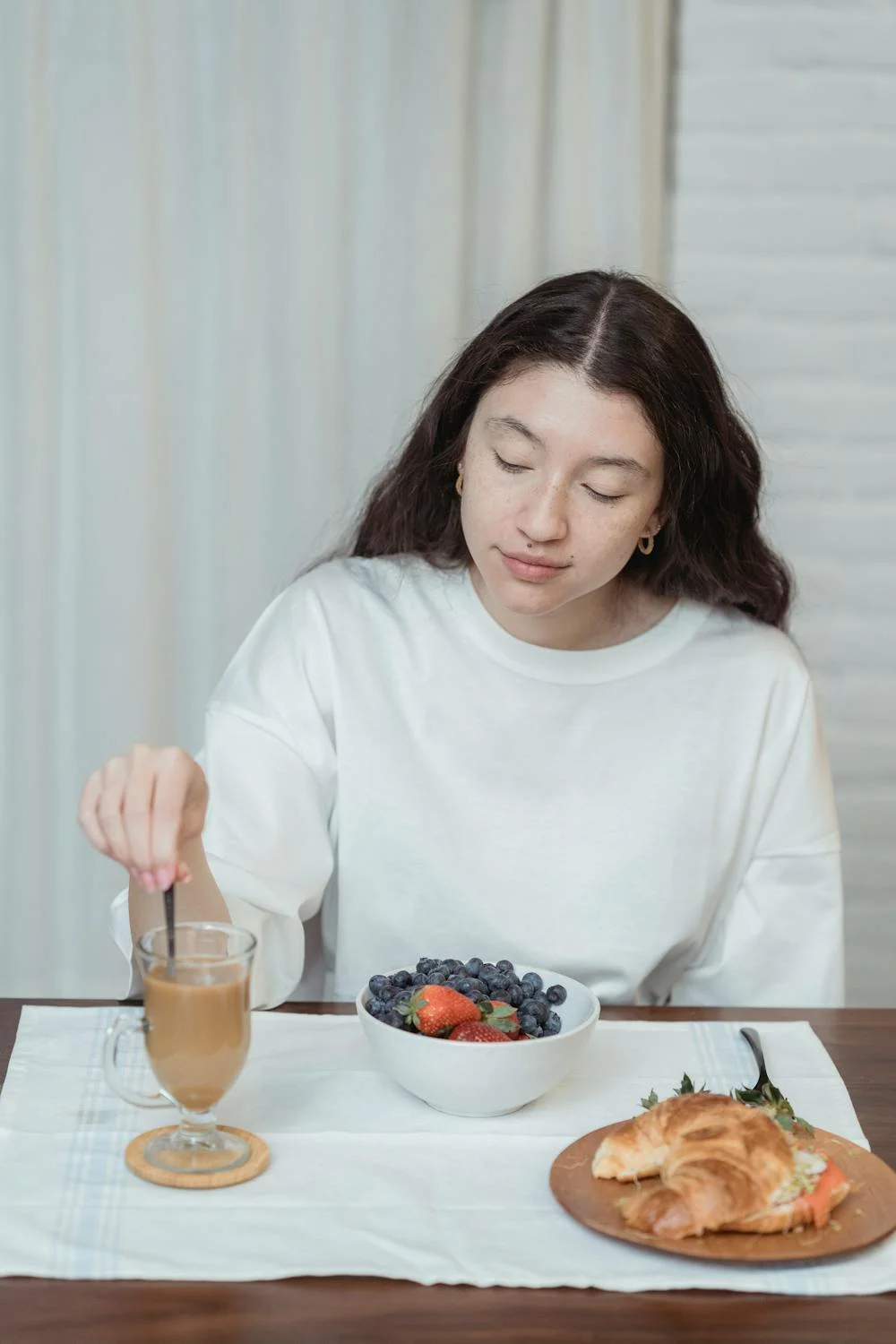 Una joven desayunando | Fuente: Pexels