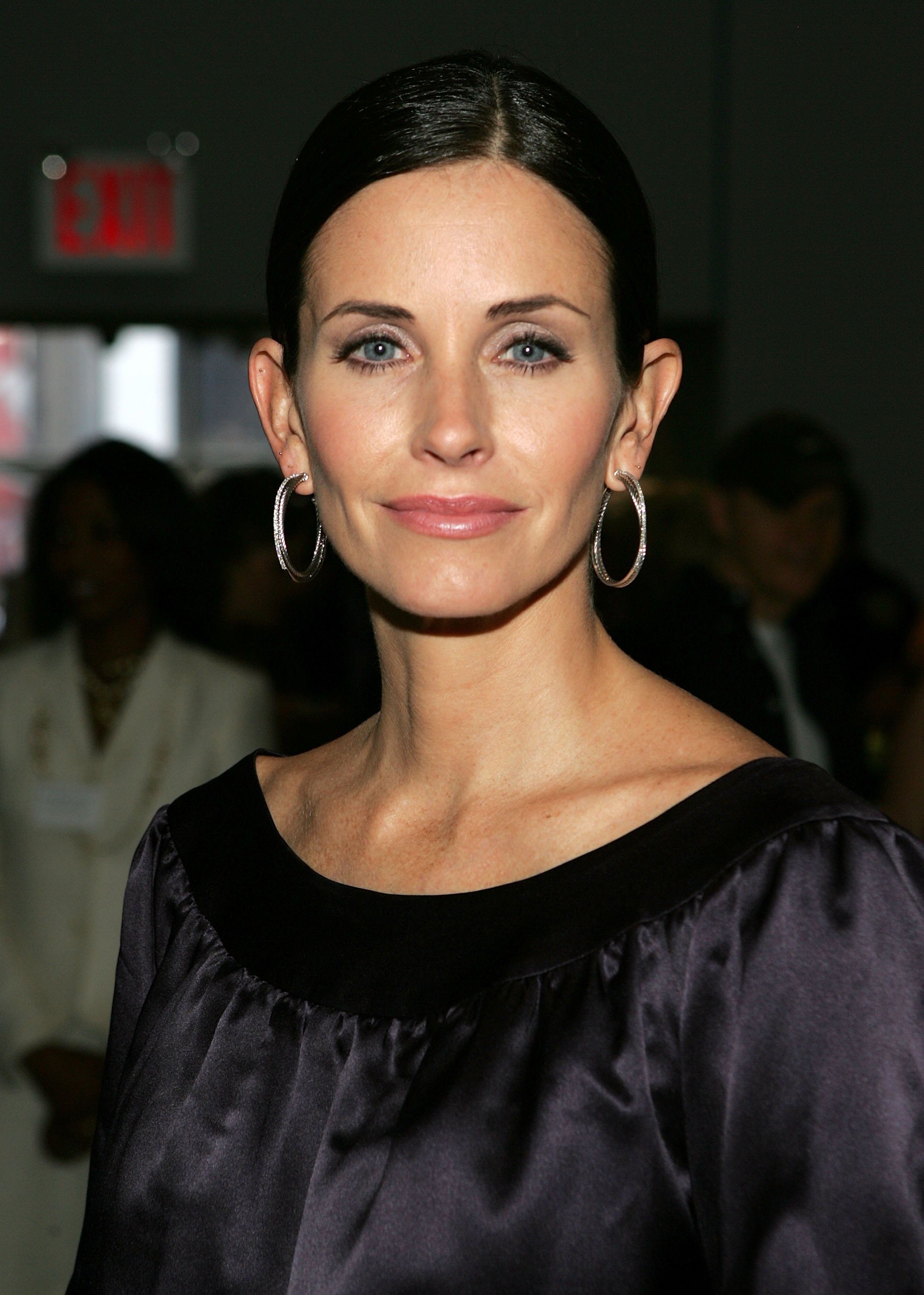 Courteney Cox durante la Olympus Fashion Week en Bryant Park el 8 de septiembre de 2005, en Nueva York. | Fuente: Getty Images