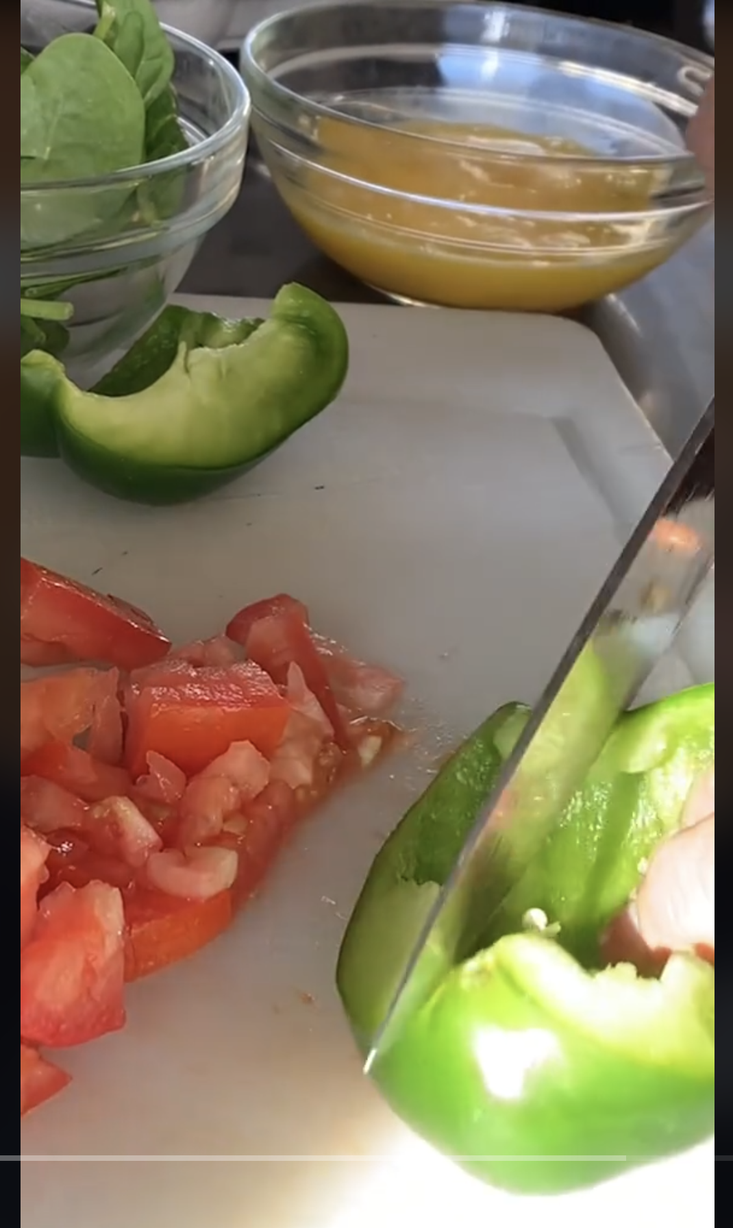 Una persona cortando verduras en una tabla de cortar, como se ve en un vídeo del 22 de septiembre de 2023 | Fuente: TikTok/@consumerreports