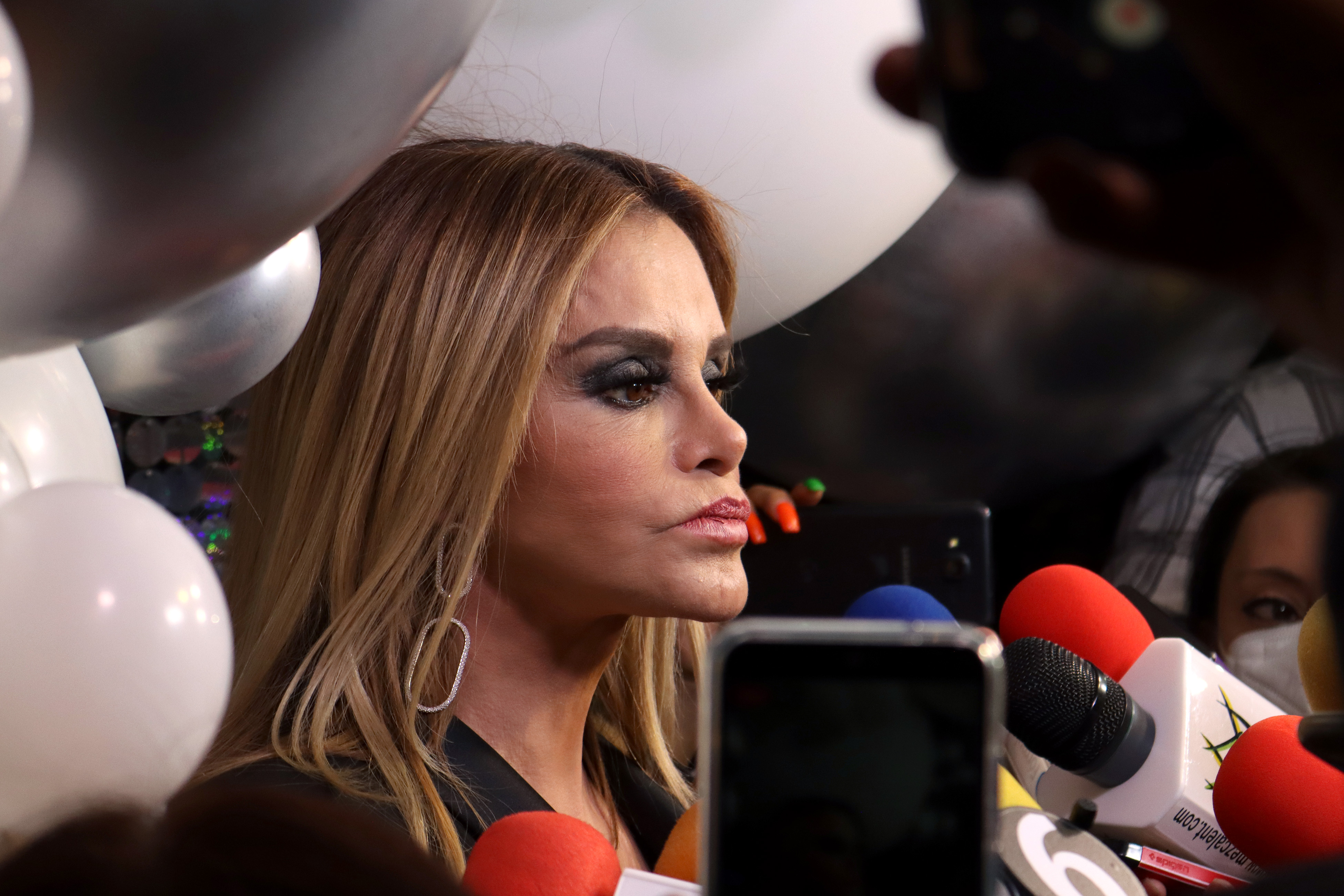 Lucía Méndez habla con la prensa durante un encuentro con la prensa en La Jacinta el 10 de noviembre de 2021 en Ciudad de México, México. | Fuente: Getty Images