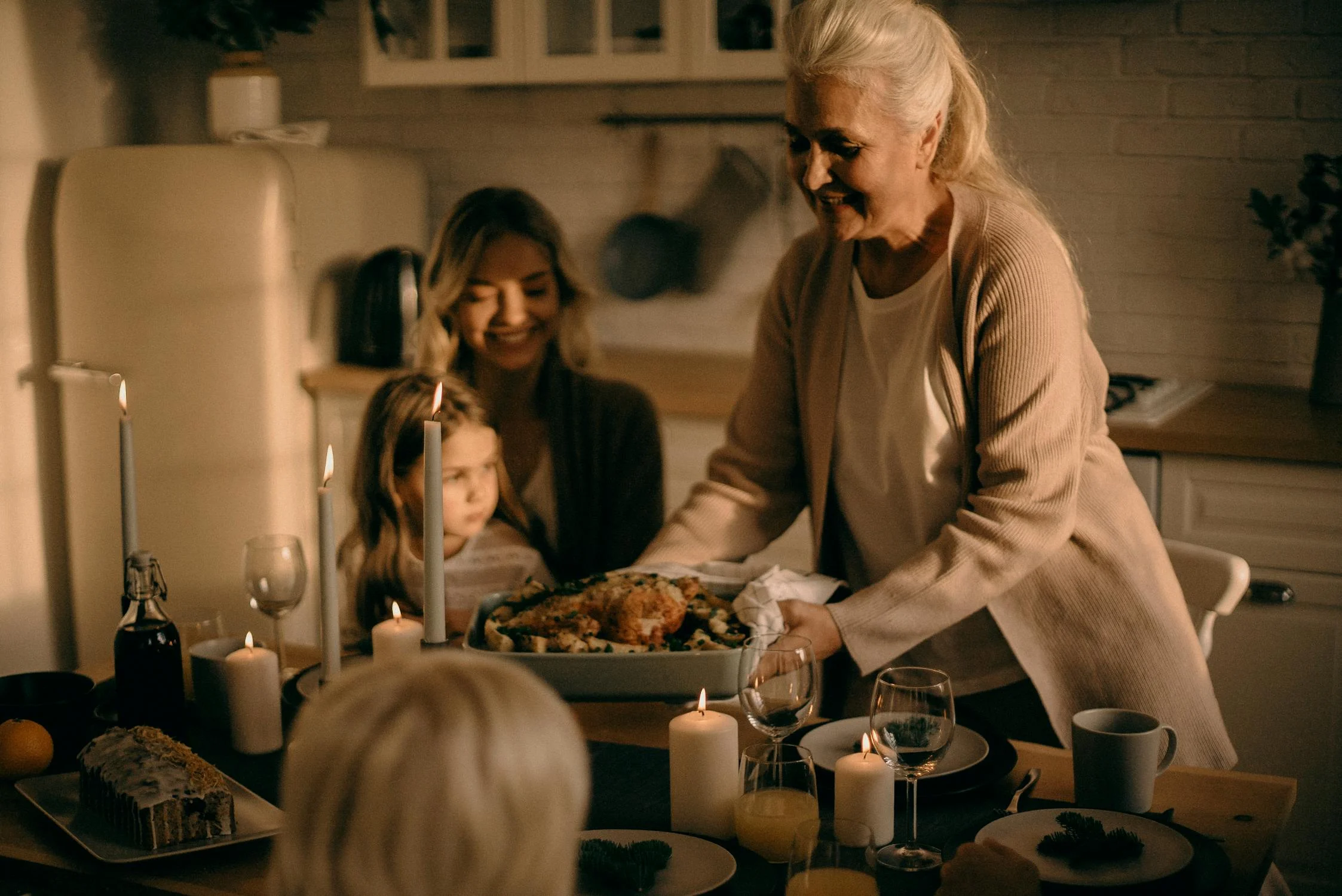 Una mujer poniendo pavo en la mesa | Fuente: Pexels