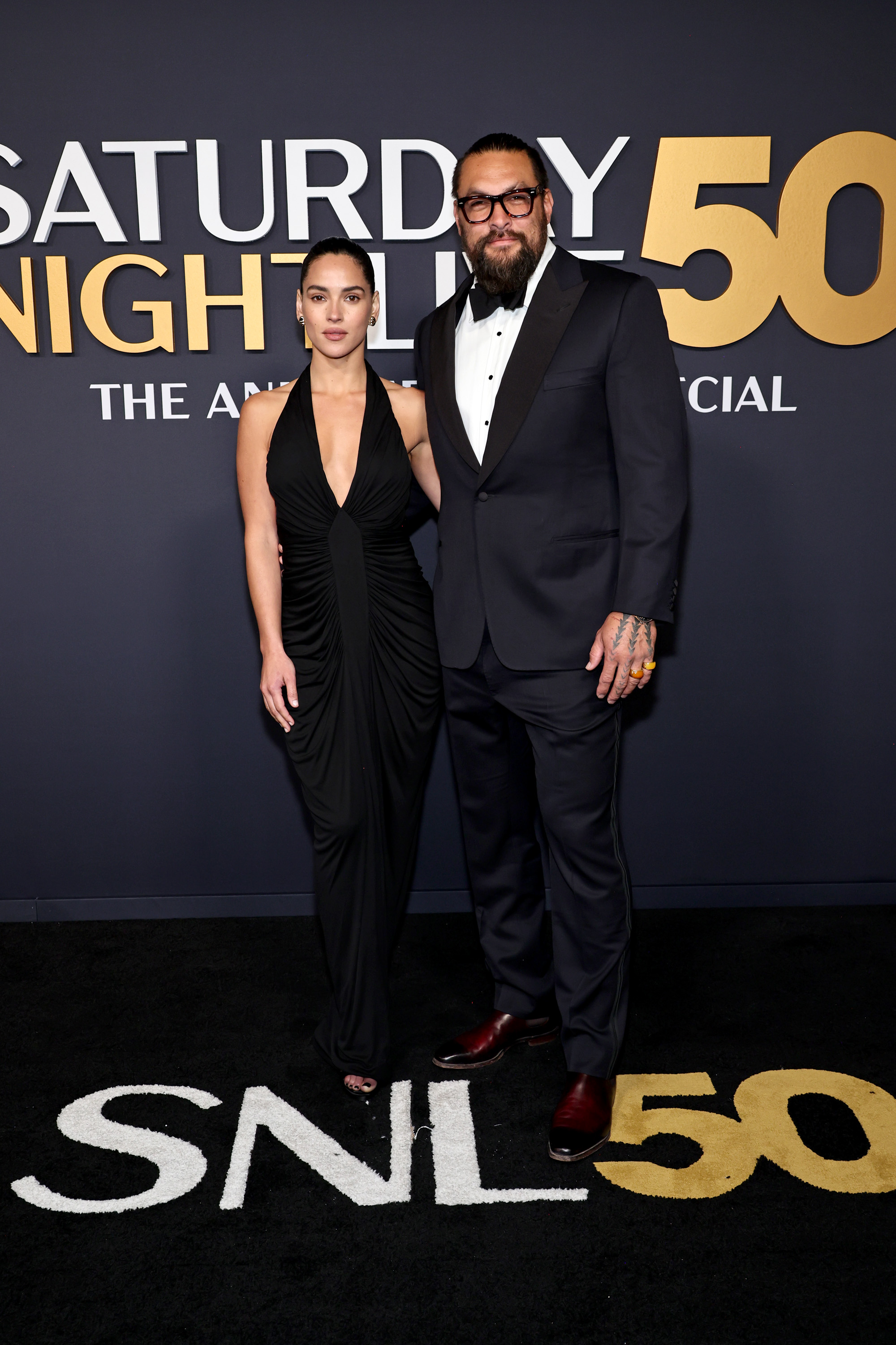 Adria Arjona y Jason Momoa son fotografiados en "SNL50: The Anniversary Special" el 16 de febrero de 2025 | Fuente: Getty Images