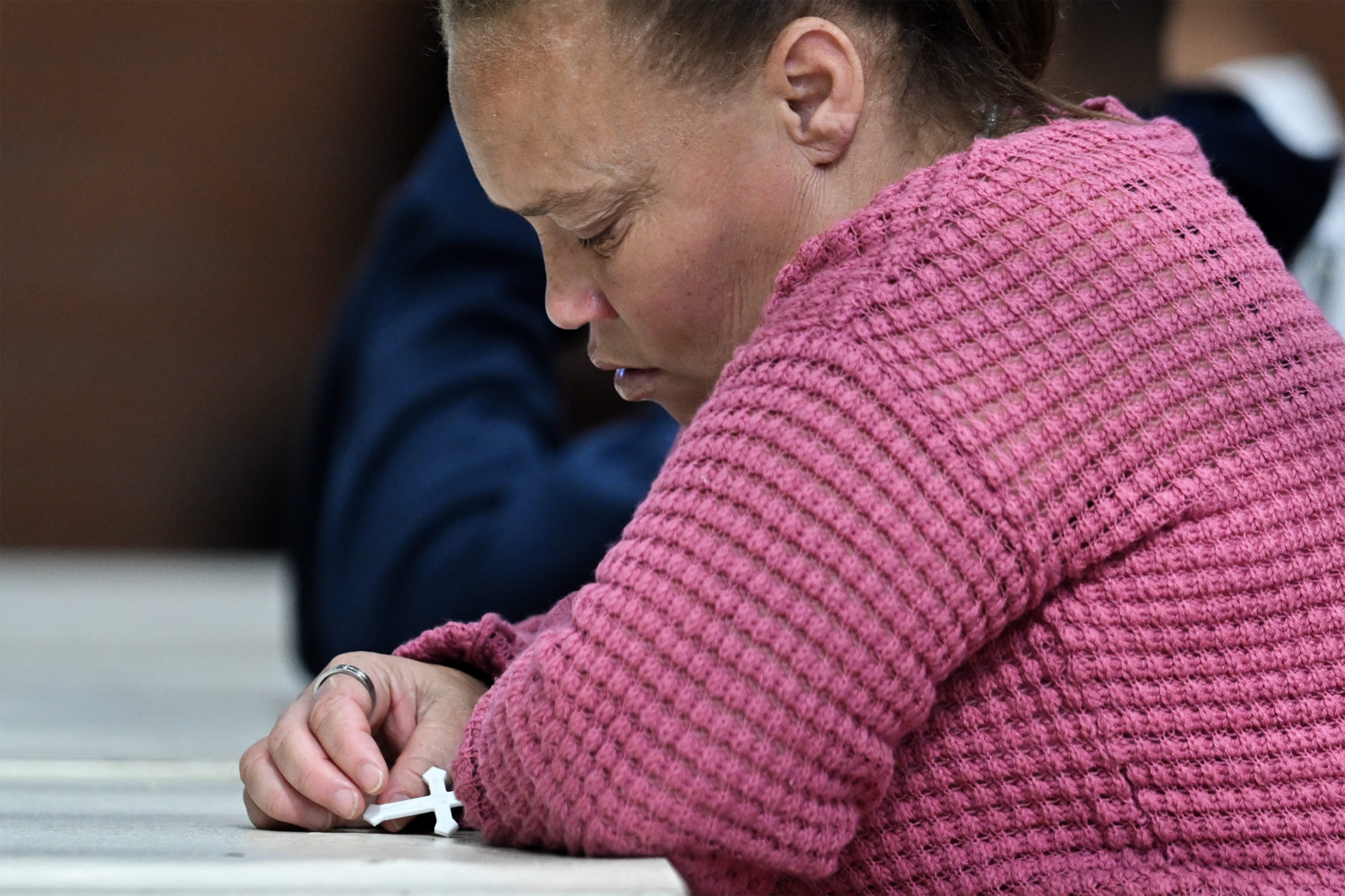 Se ve a Racquel Smith sosteniendo una cruz durante el juicio del caso de la desaparición de Joshlin Smith el día 7 en el White City Multipurpose Centre el 11 de marzo de 2025, en Saldanha Bay, Sudáfrica | Fuente: Getty Images